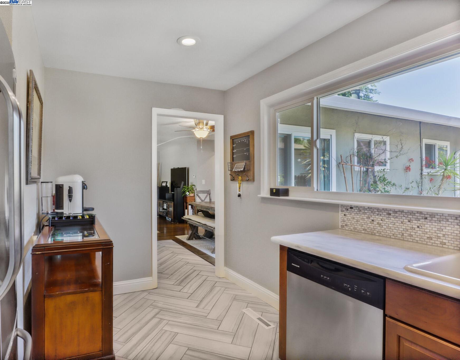 Detail Gallery Image 8 of 17 For 554 Evangeline Way, Hayward,  CA 94544 - 3 Beds | 2 Baths