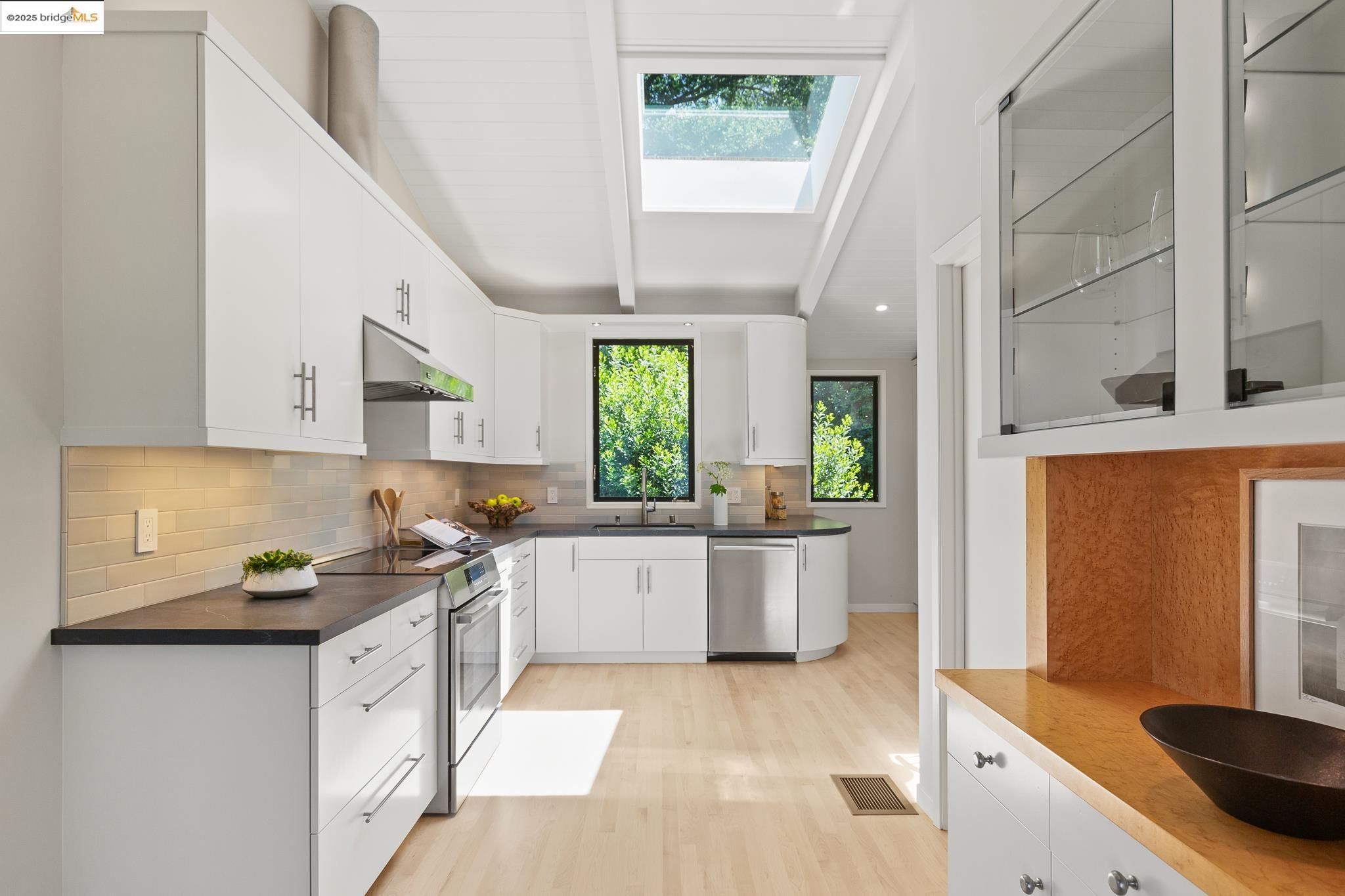 20 Ascot Ct, Oakland, California 94611, 3 Bedrooms Bedrooms, 7 Rooms Rooms,2 BathroomsBathrooms,Residential,For Sale,20 Ascot Ct,41097253