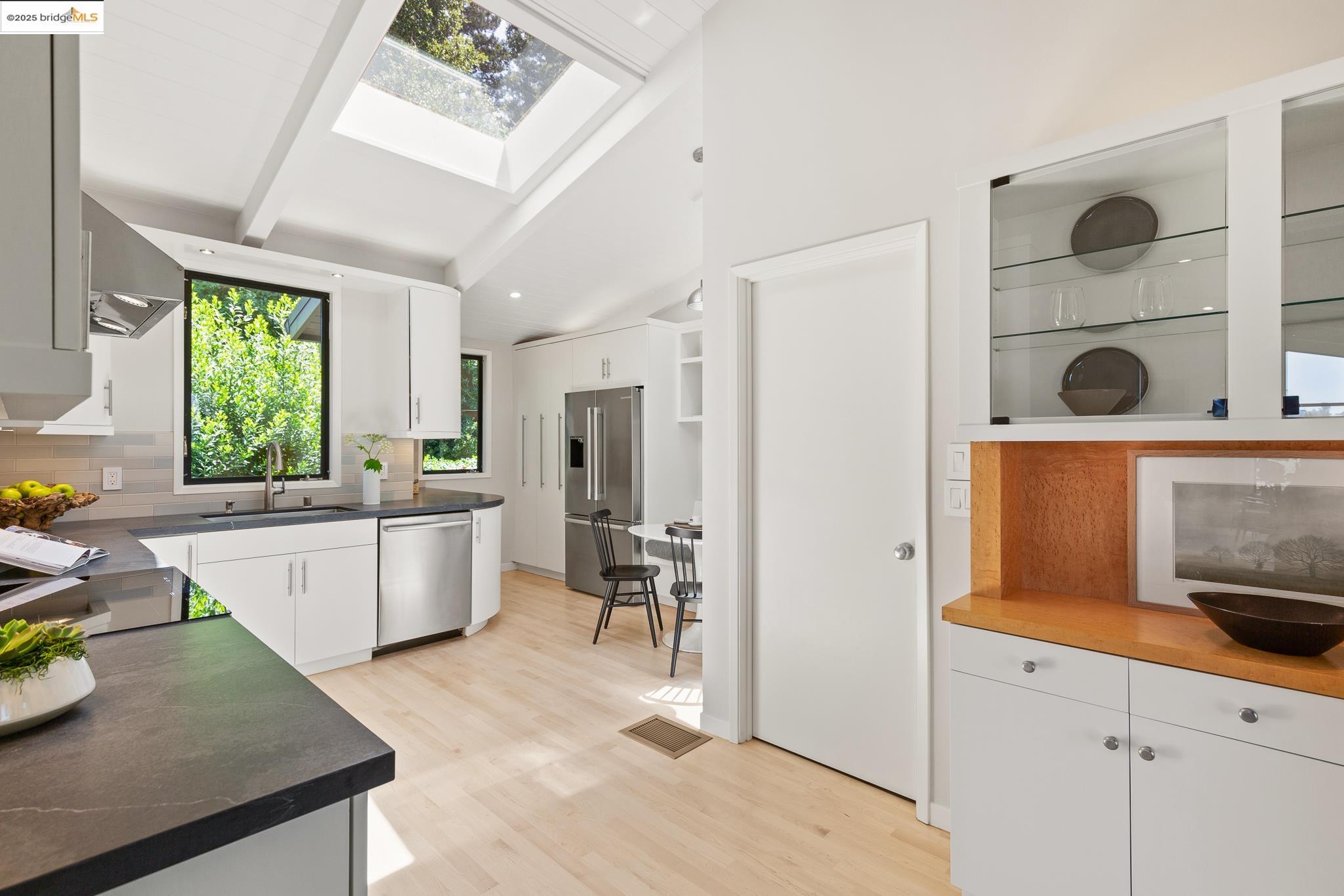 20 Ascot Ct, Oakland, California 94611, 3 Bedrooms Bedrooms, 7 Rooms Rooms,2 BathroomsBathrooms,Residential,For Sale,20 Ascot Ct,41097253
