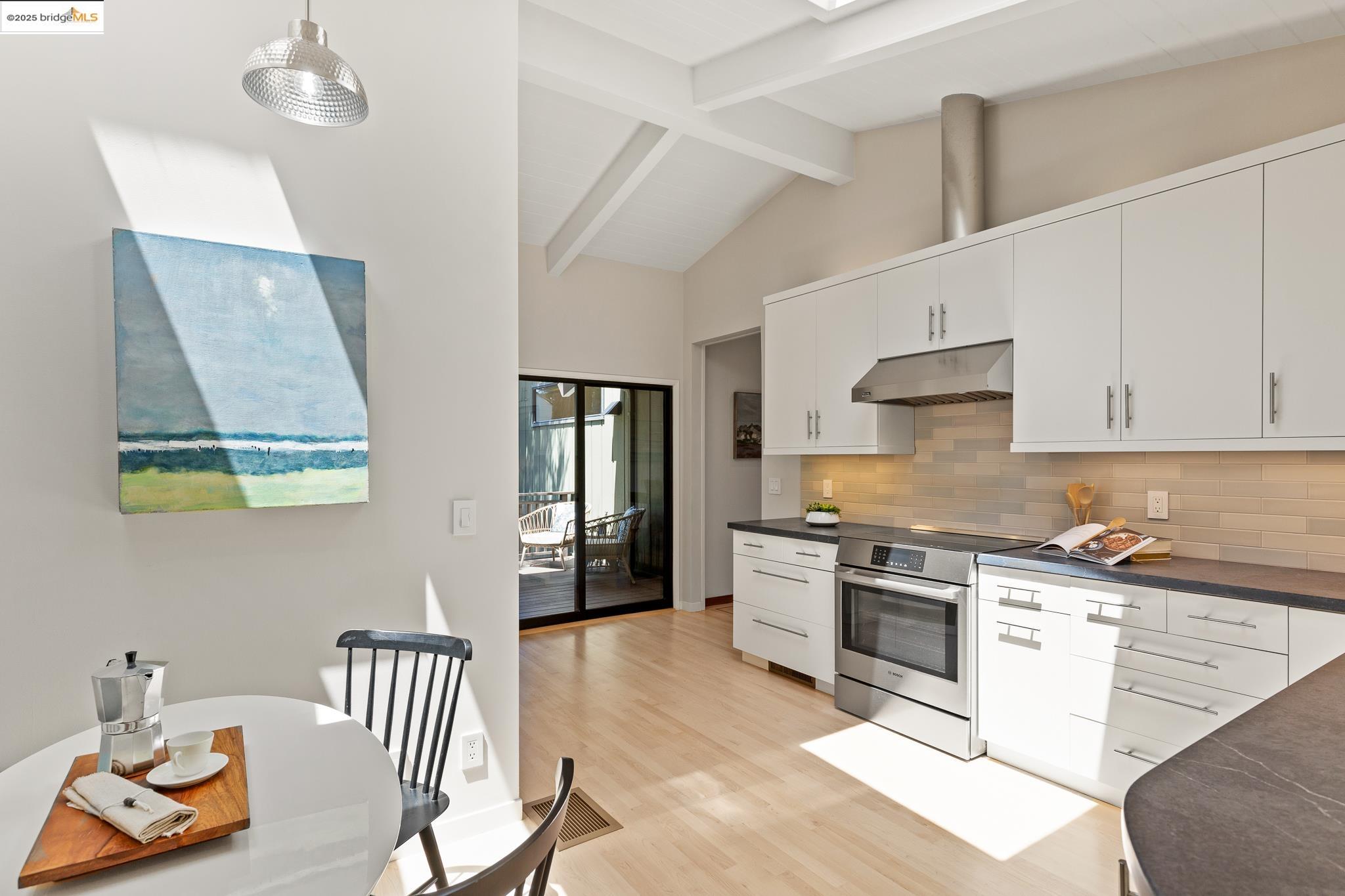 20 Ascot Ct, Oakland, California 94611, 3 Bedrooms Bedrooms, 7 Rooms Rooms,2 BathroomsBathrooms,Residential,For Sale,20 Ascot Ct,41097253