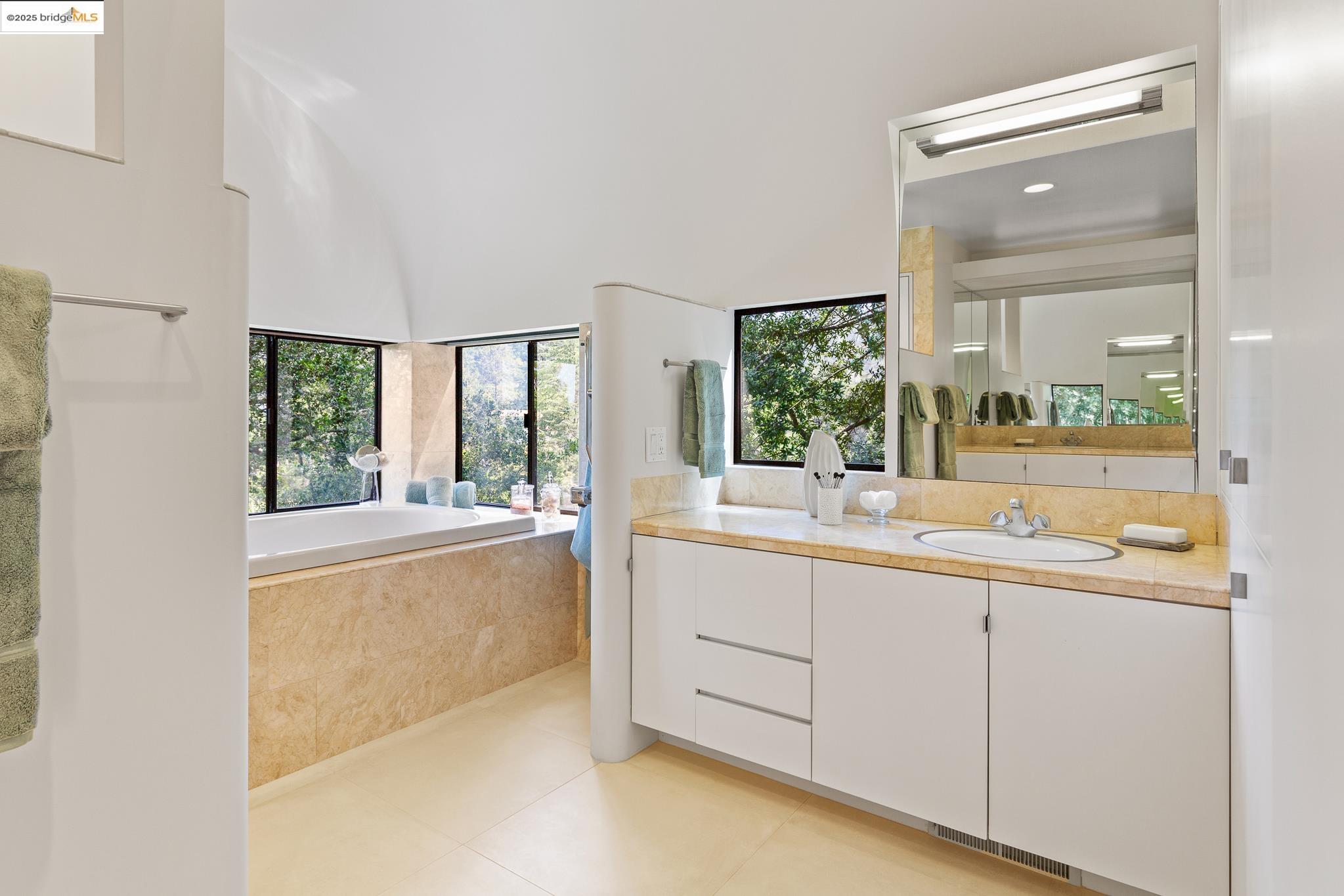 20 Ascot Ct, Oakland, California 94611, 3 Bedrooms Bedrooms, 7 Rooms Rooms,2 BathroomsBathrooms,Residential,For Sale,20 Ascot Ct,41097253