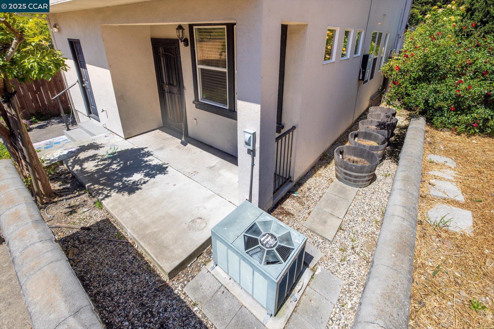 Detail Gallery Image 12 of 55 For 272 Appian Village Dr, El Sobrante,  CA 94803 - 4 Beds | 2/1 Baths