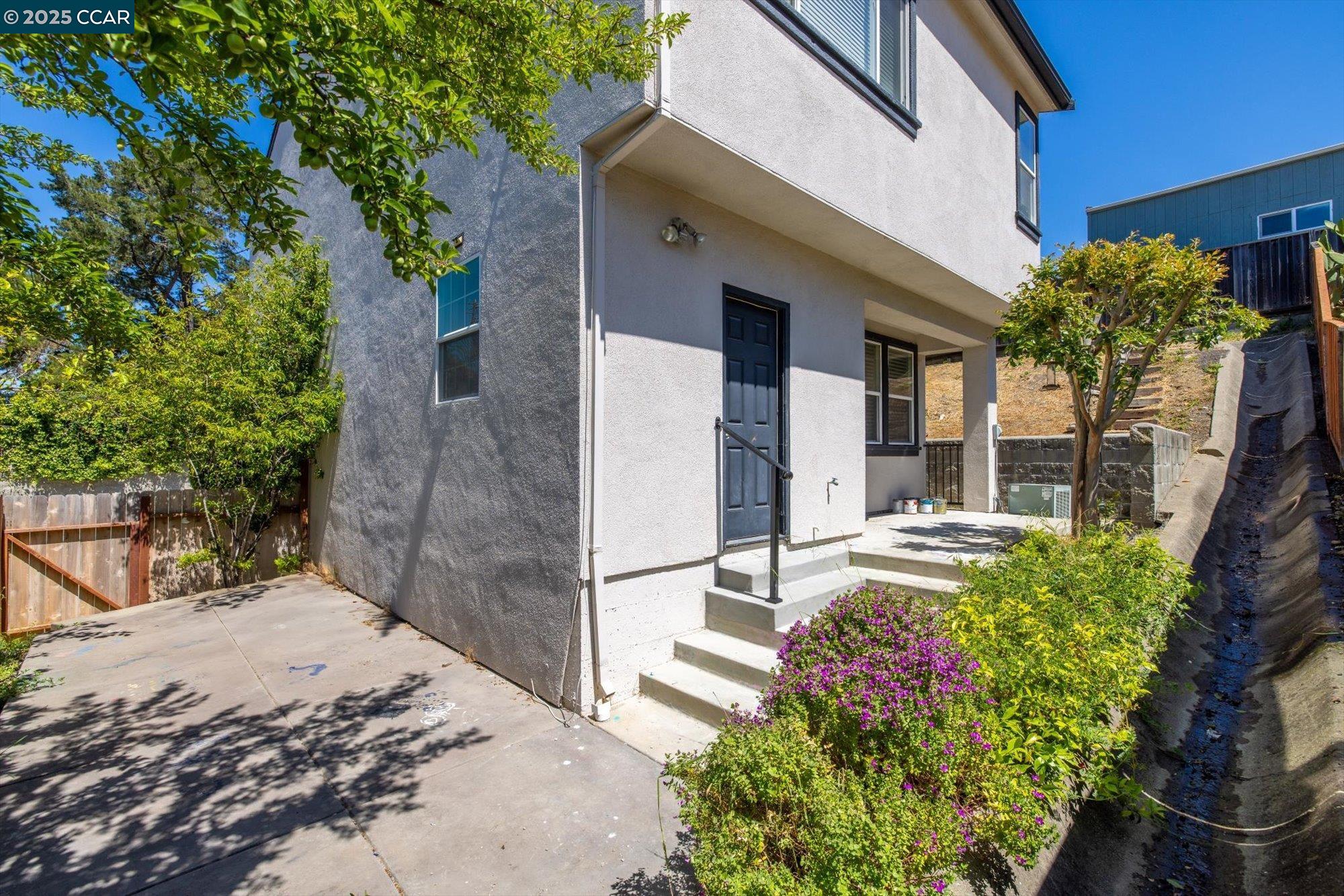 Detail Gallery Image 14 of 55 For 272 Appian Village Dr, El Sobrante,  CA 94803 - 4 Beds | 2/1 Baths