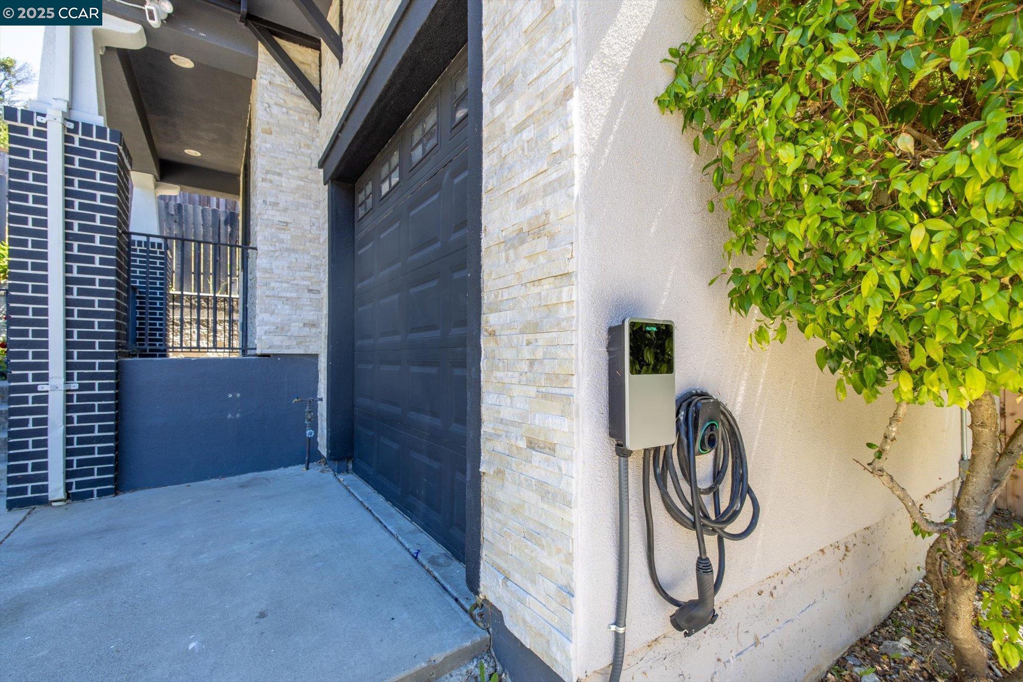Detail Gallery Image 16 of 55 For 272 Appian Village Dr, El Sobrante,  CA 94803 - 4 Beds | 2/1 Baths