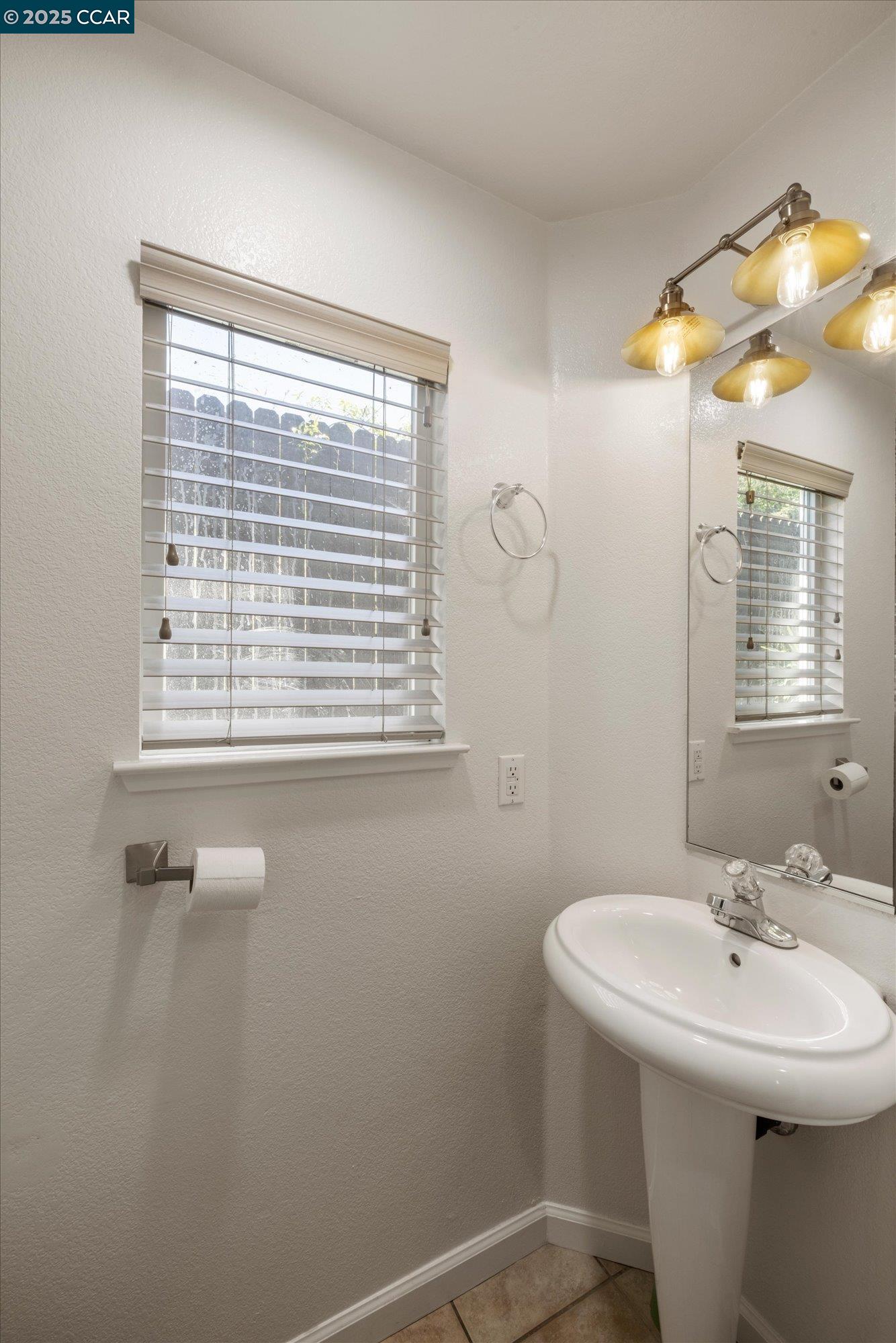 Detail Gallery Image 19 of 55 For 272 Appian Village Dr, El Sobrante,  CA 94803 - 4 Beds | 2/1 Baths
