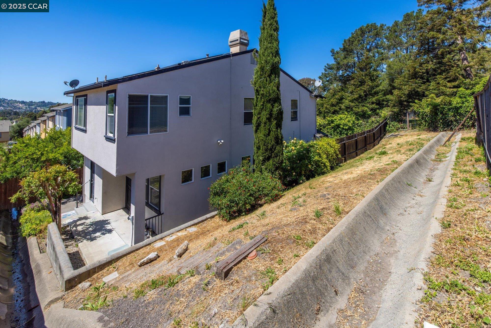 Detail Gallery Image 6 of 55 For 272 Appian Village Dr, El Sobrante,  CA 94803 - 4 Beds | 2/1 Baths