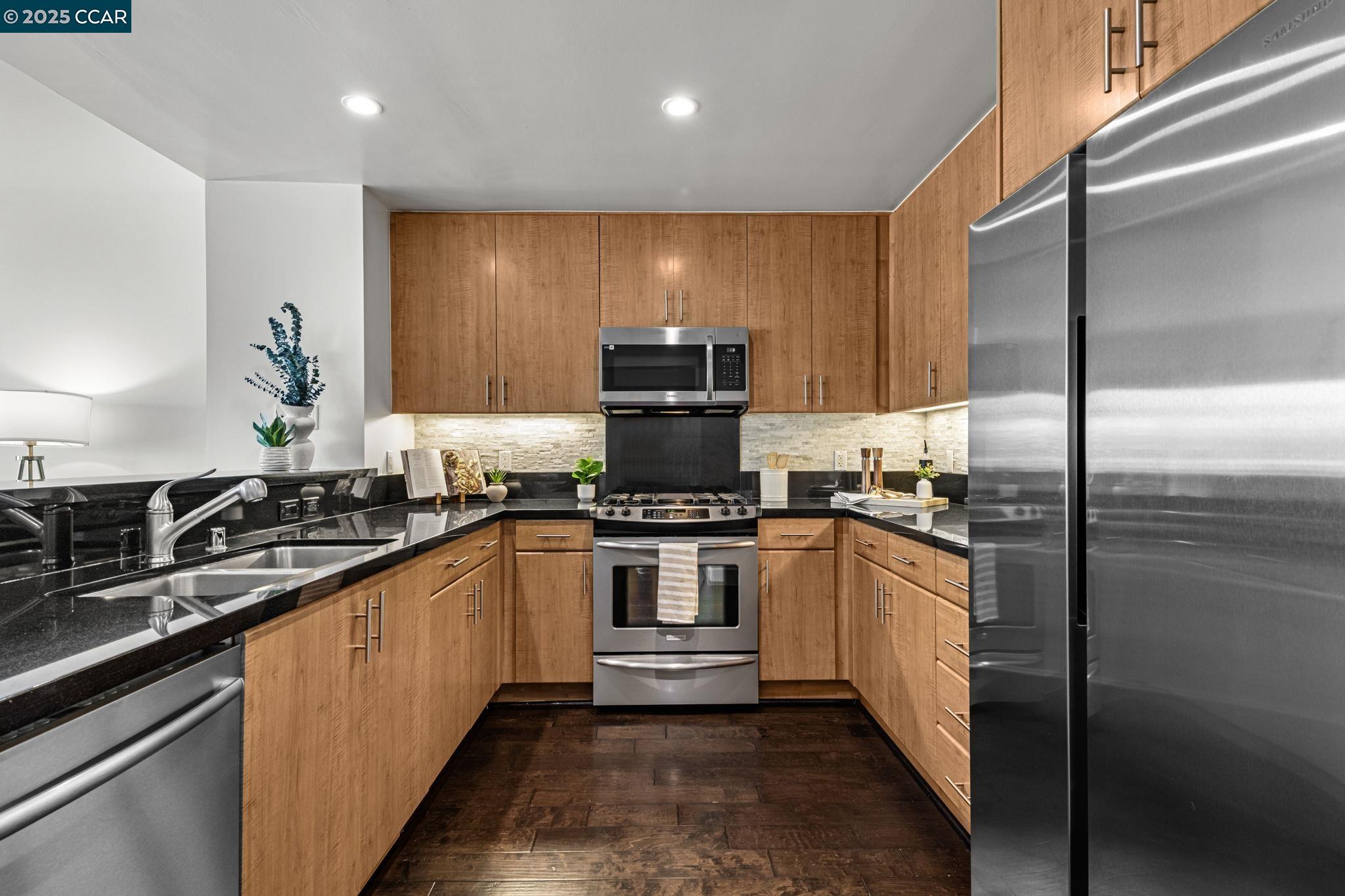 Detail Gallery Image 14 of 56 For 438 W Grand Ave #410,  Oakland,  CA 94612 - 2 Beds | 2/1 Baths