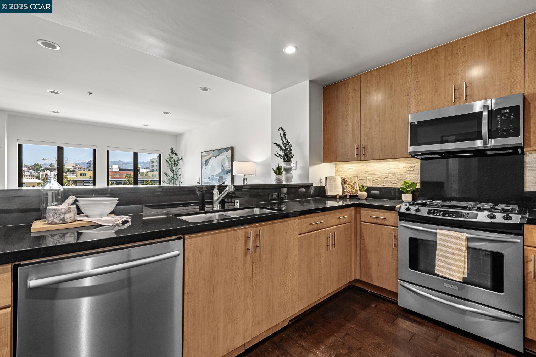 Detail Gallery Image 15 of 56 For 438 W Grand Ave #410,  Oakland,  CA 94612 - 2 Beds | 2/1 Baths