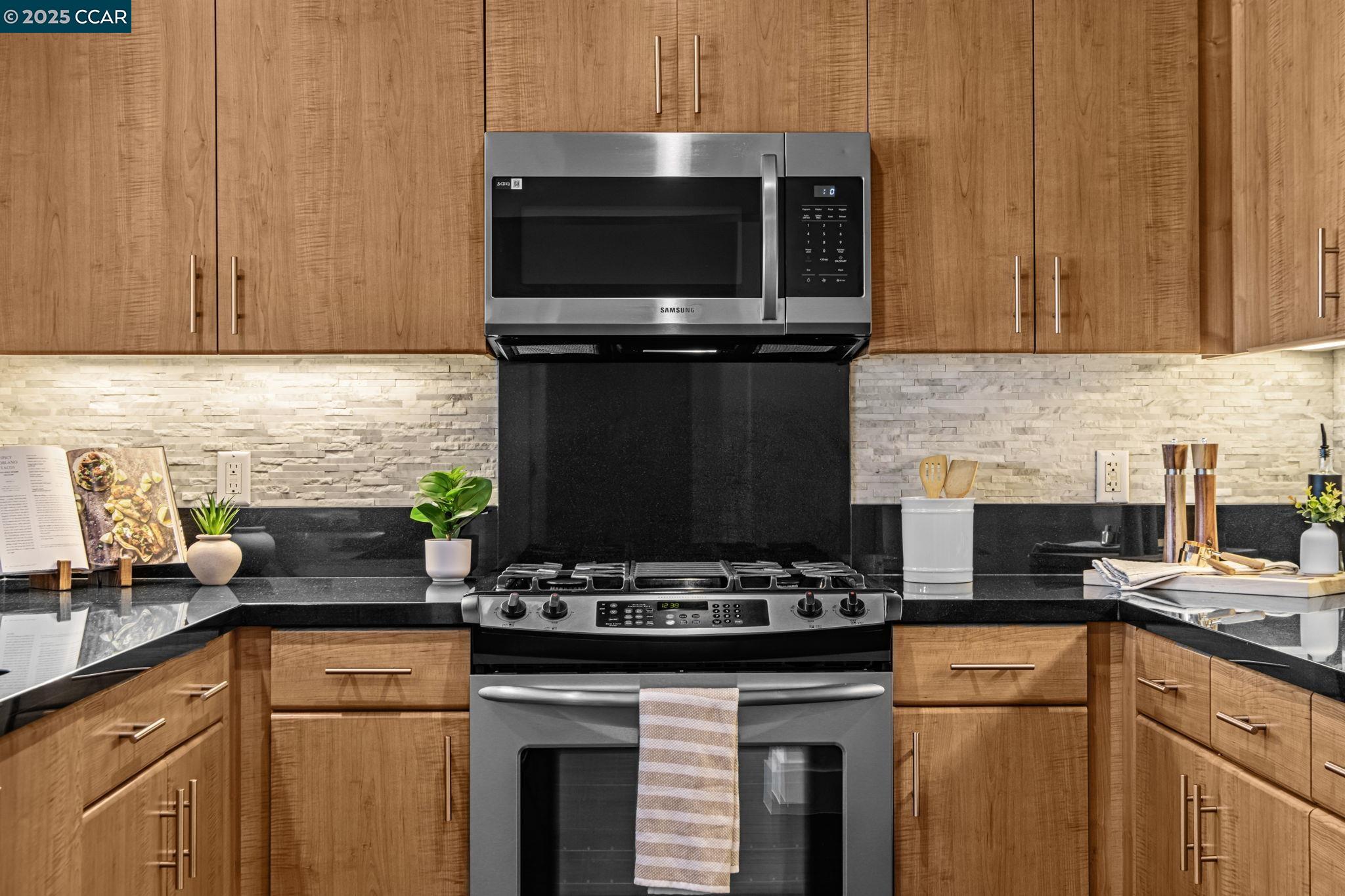 Detail Gallery Image 16 of 56 For 438 W Grand Ave #410,  Oakland,  CA 94612 - 2 Beds | 2/1 Baths