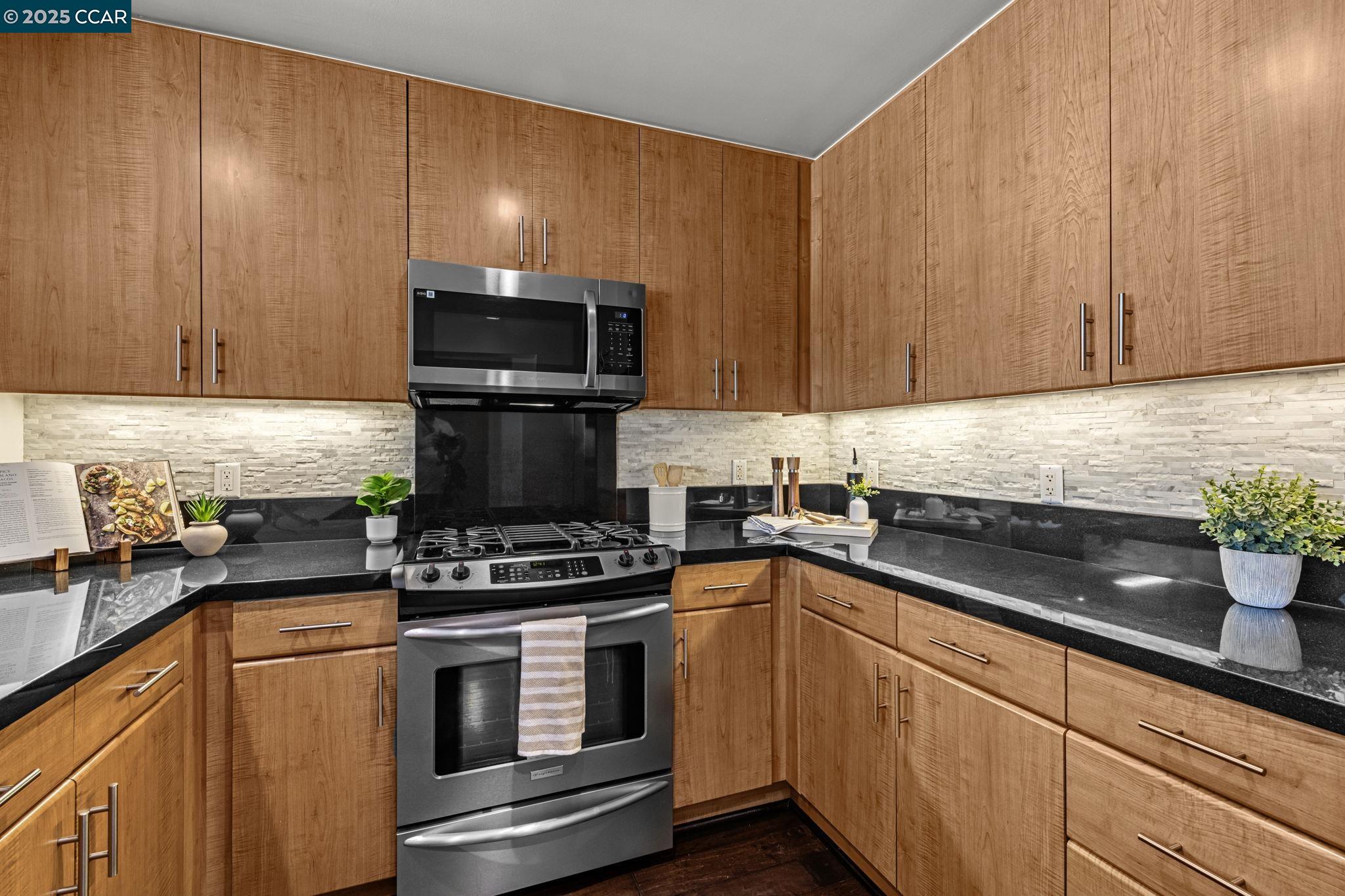Detail Gallery Image 18 of 56 For 438 W Grand Ave #410,  Oakland,  CA 94612 - 2 Beds | 2/1 Baths