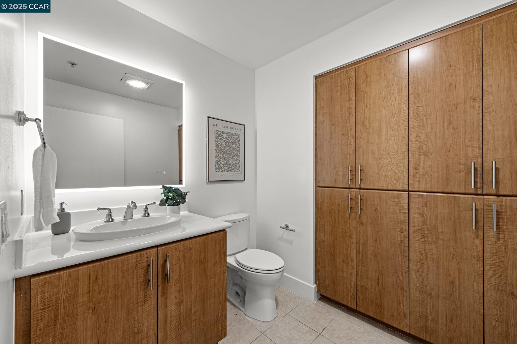 Detail Gallery Image 19 of 56 For 438 W Grand Ave #410,  Oakland,  CA 94612 - 2 Beds | 2/1 Baths