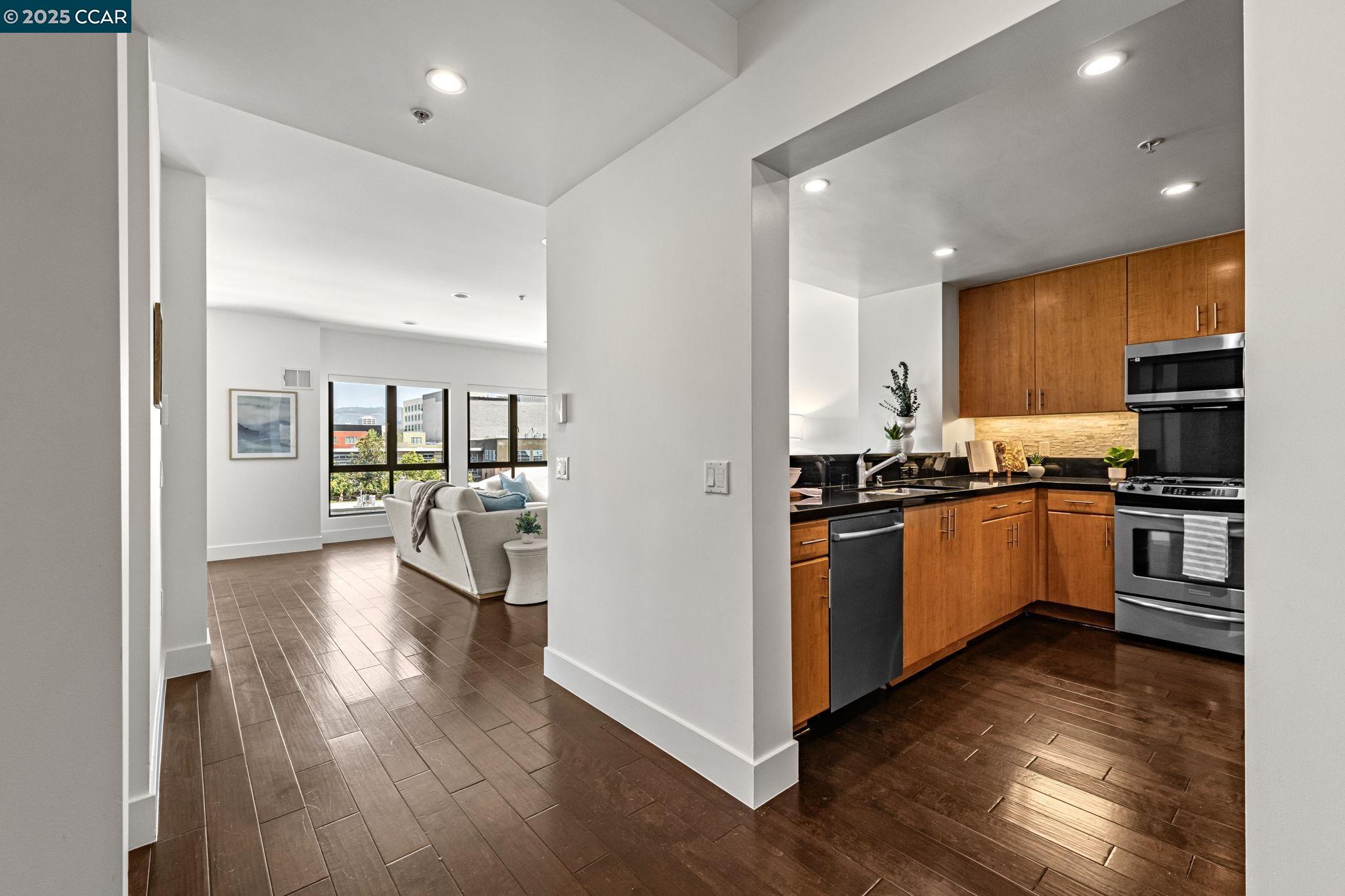 Detail Gallery Image 3 of 56 For 438 W Grand Ave #410,  Oakland,  CA 94612 - 2 Beds | 2/1 Baths
