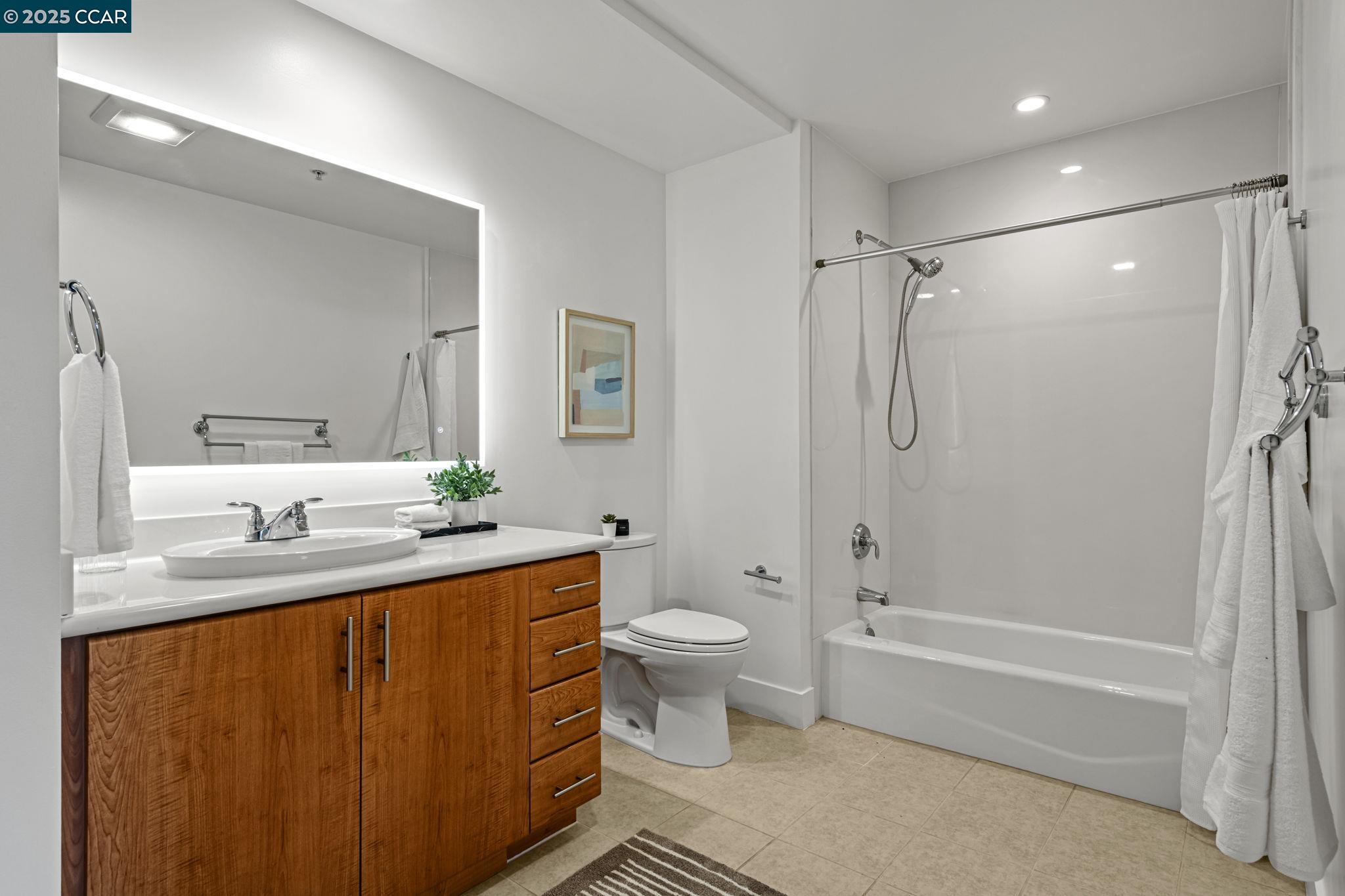 Detail Gallery Image 24 of 56 For 438 W Grand Ave #410,  Oakland,  CA 94612 - 2 Beds | 2/1 Baths