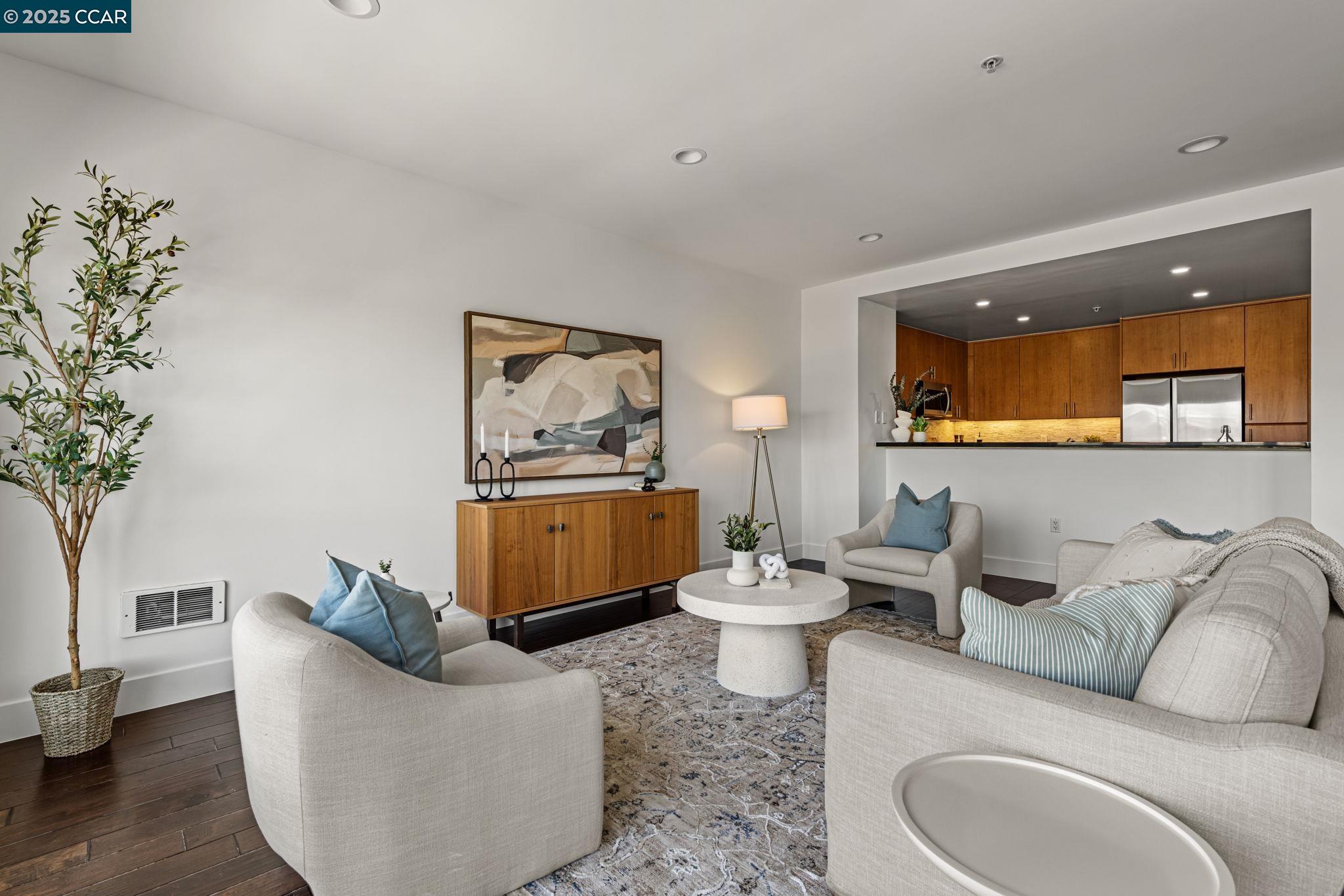 Detail Gallery Image 5 of 56 For 438 W Grand Ave #410,  Oakland,  CA 94612 - 2 Beds | 2/1 Baths