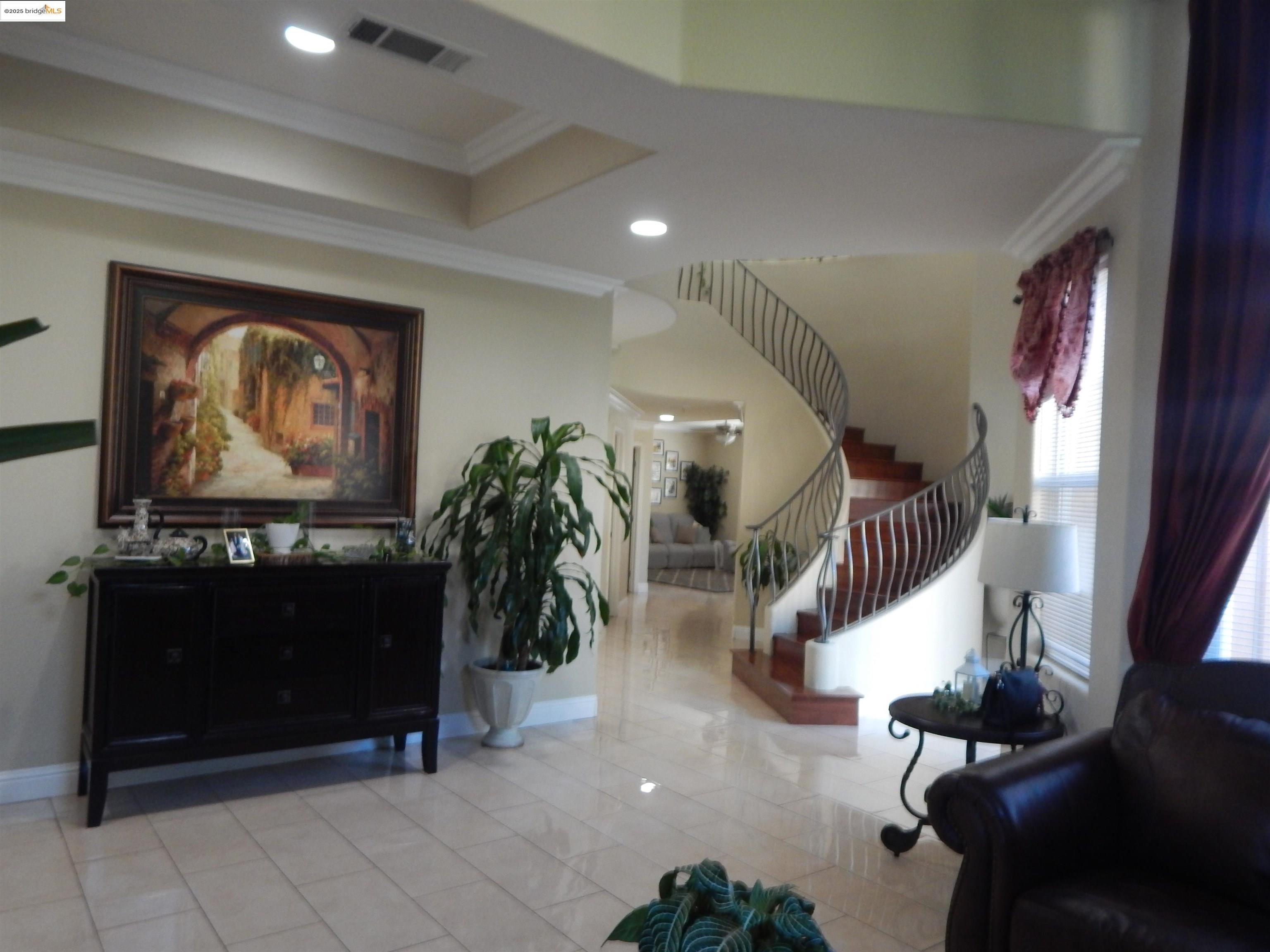 Detail Gallery Image 3 of 22 For 1983 Colosseum Way, Antioch,  CA 94531 - 4 Beds | 3 Baths