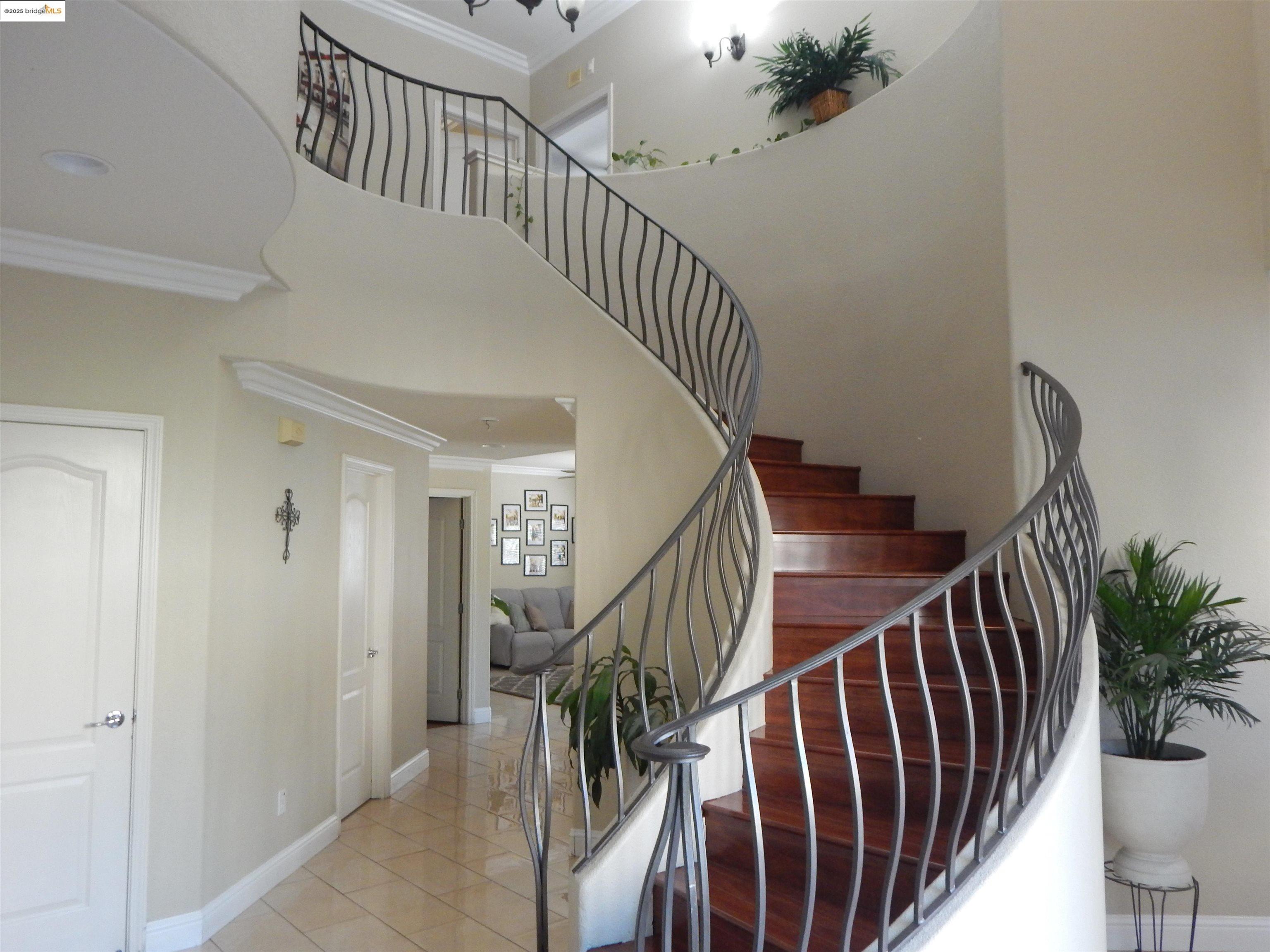 Detail Gallery Image 4 of 22 For 1983 Colosseum Way, Antioch,  CA 94531 - 4 Beds | 3 Baths