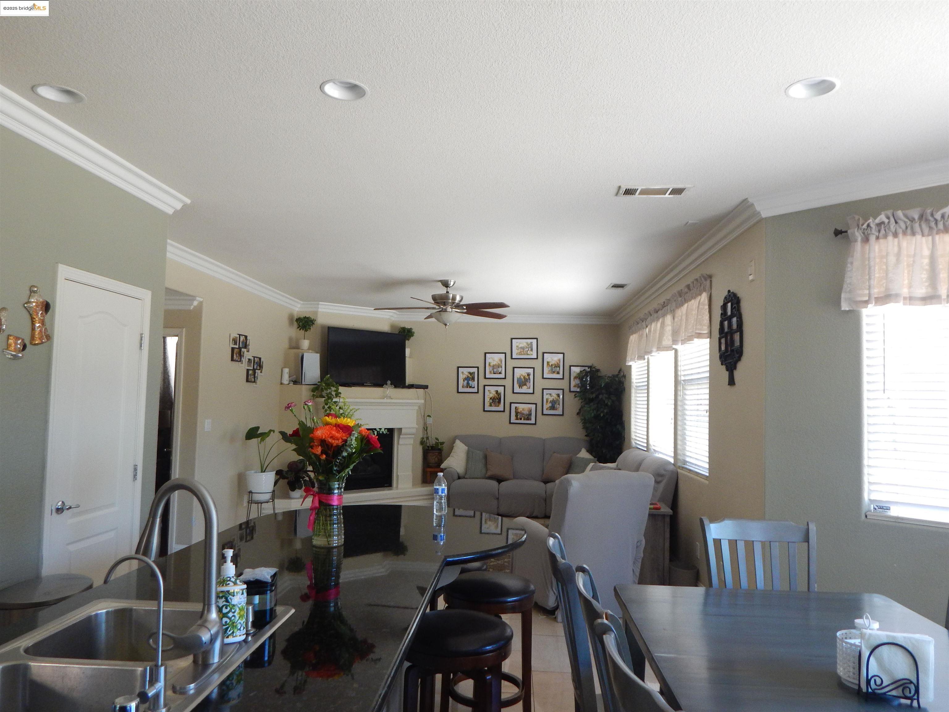 Detail Gallery Image 8 of 22 For 1983 Colosseum Way, Antioch,  CA 94531 - 4 Beds | 3 Baths