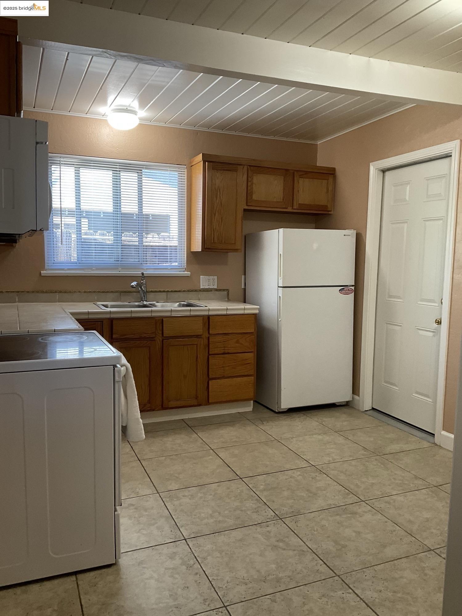 Detail Gallery Image 2 of 7 For 2712 Stamm Drive, Antioch,  CA 94509 - 3 Beds | 1 Baths
