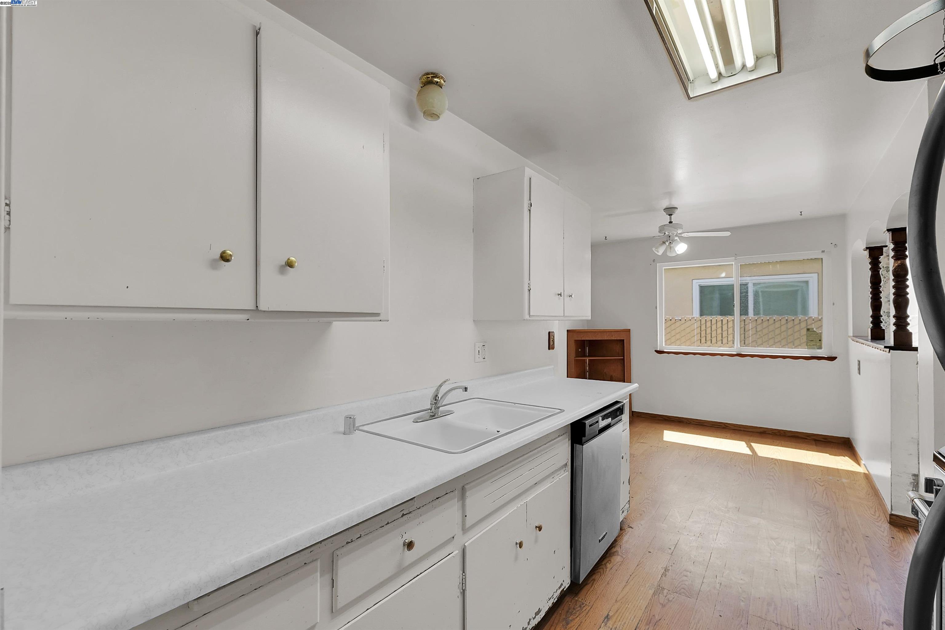 Detail Gallery Image 11 of 29 For 15939 Saint Johns Dr, San Lorenzo,  CA 94580 - 3 Beds | 2 Baths