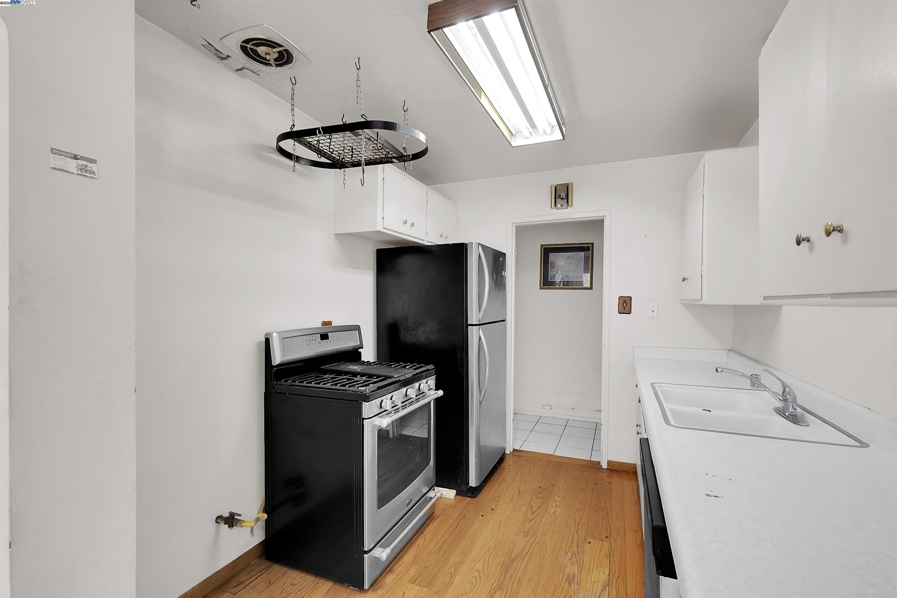 Detail Gallery Image 13 of 29 For 15939 Saint Johns Dr, San Lorenzo,  CA 94580 - 3 Beds | 2 Baths