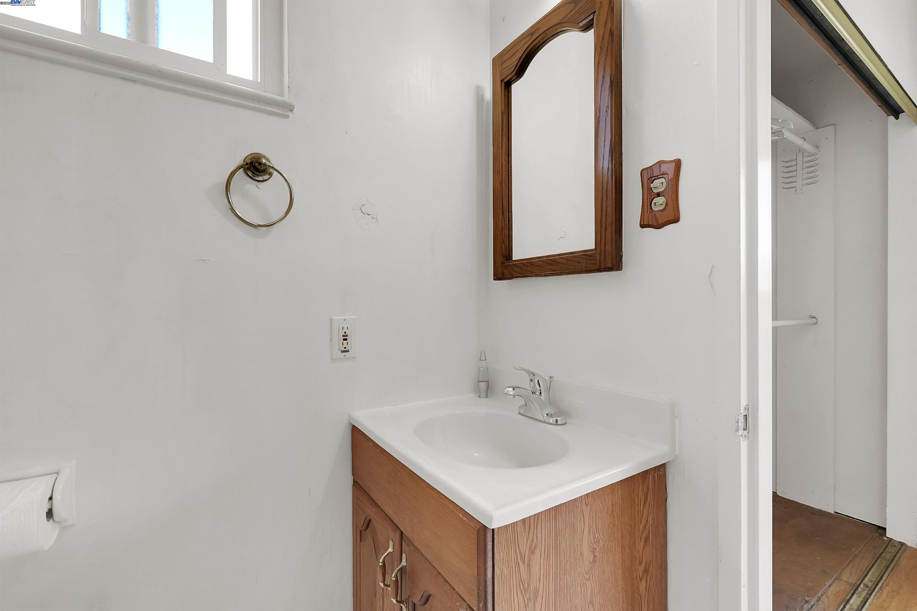 Detail Gallery Image 25 of 29 For 15939 Saint Johns Dr, San Lorenzo,  CA 94580 - 3 Beds | 2 Baths