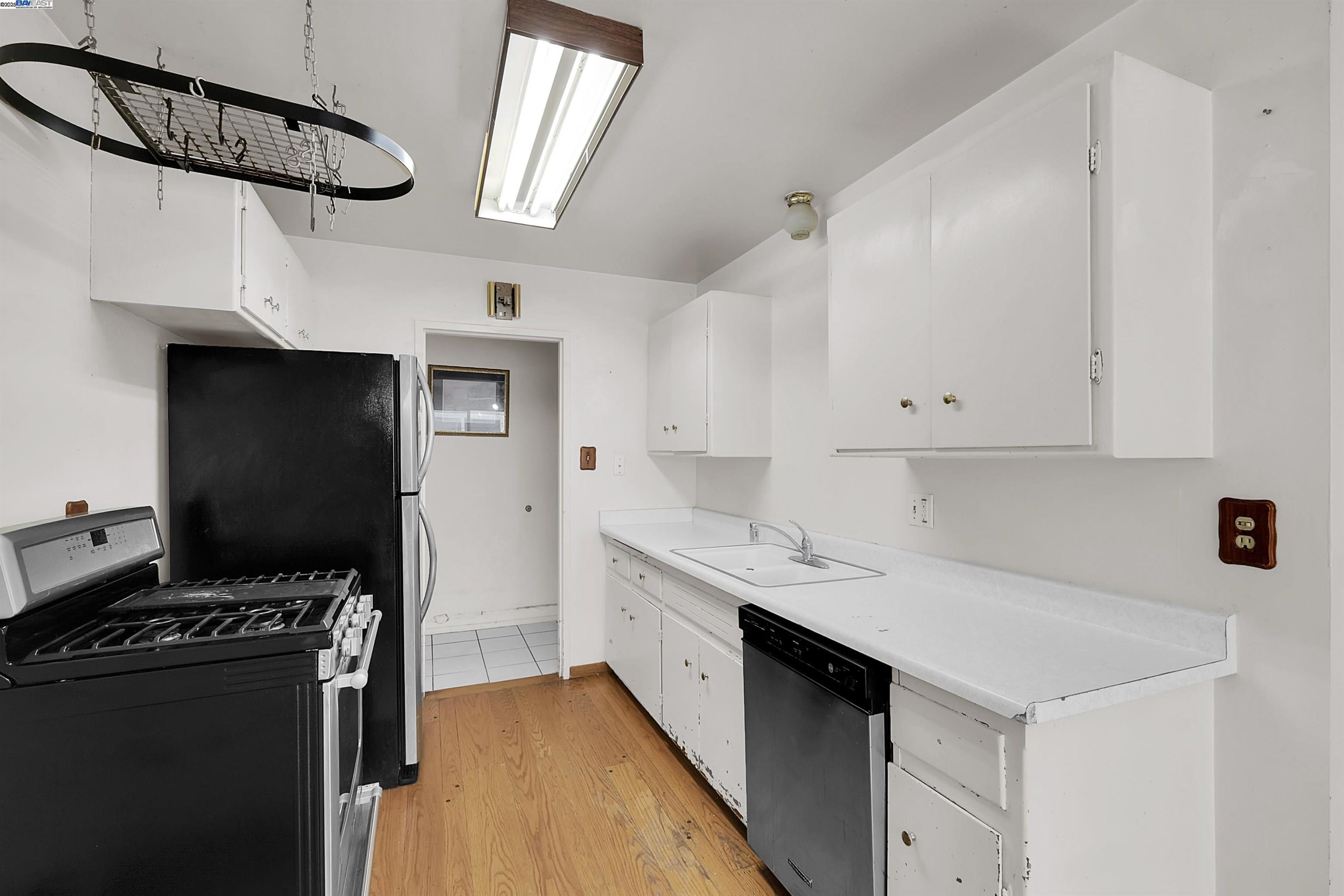 Detail Gallery Image 10 of 29 For 15939 Saint Johns Dr, San Lorenzo,  CA 94580 - 3 Beds | 2 Baths