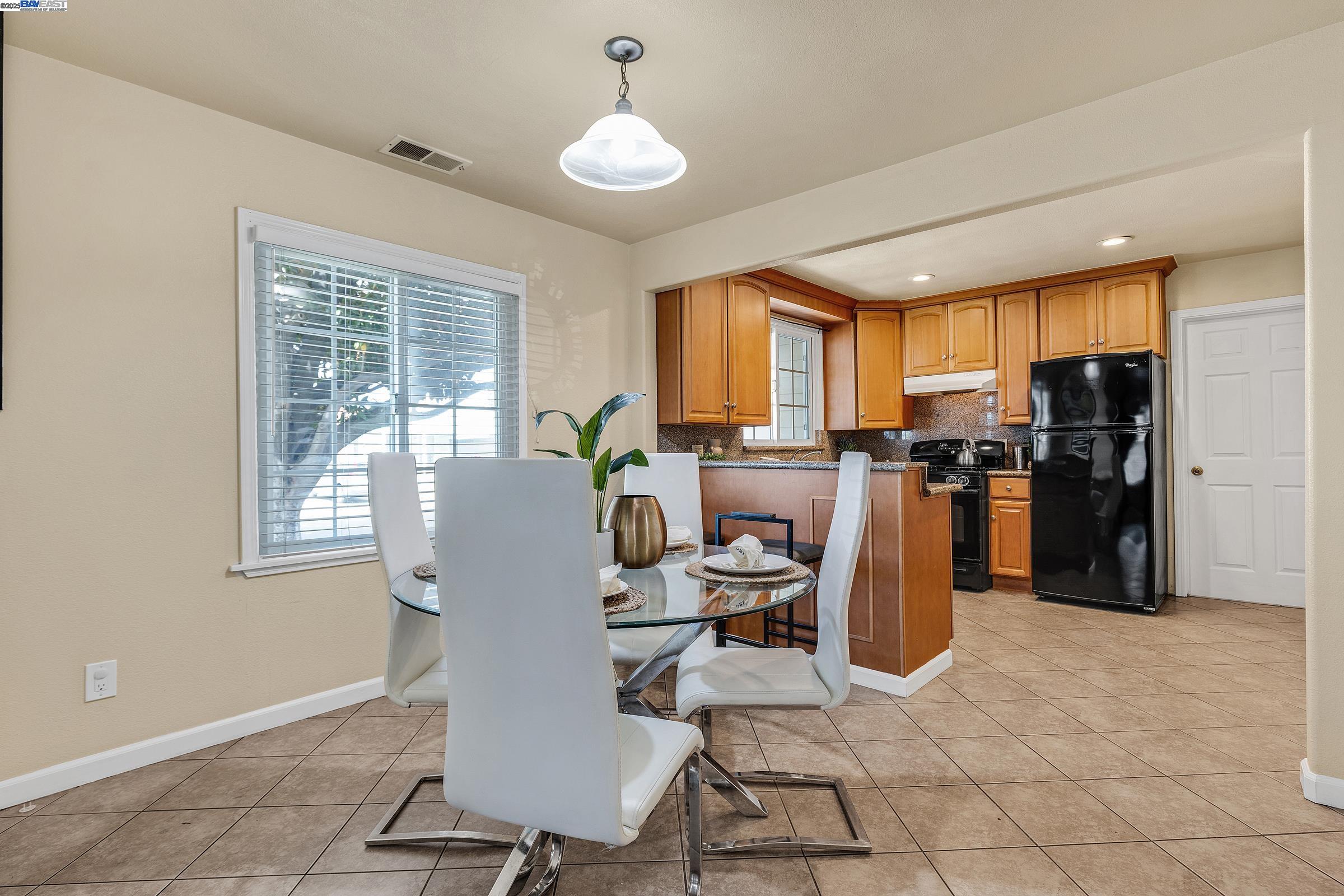 Detail Gallery Image 7 of 31 For 15028 Grenda St, San Leandro,  CA 94579 - 3 Beds | 1 Baths