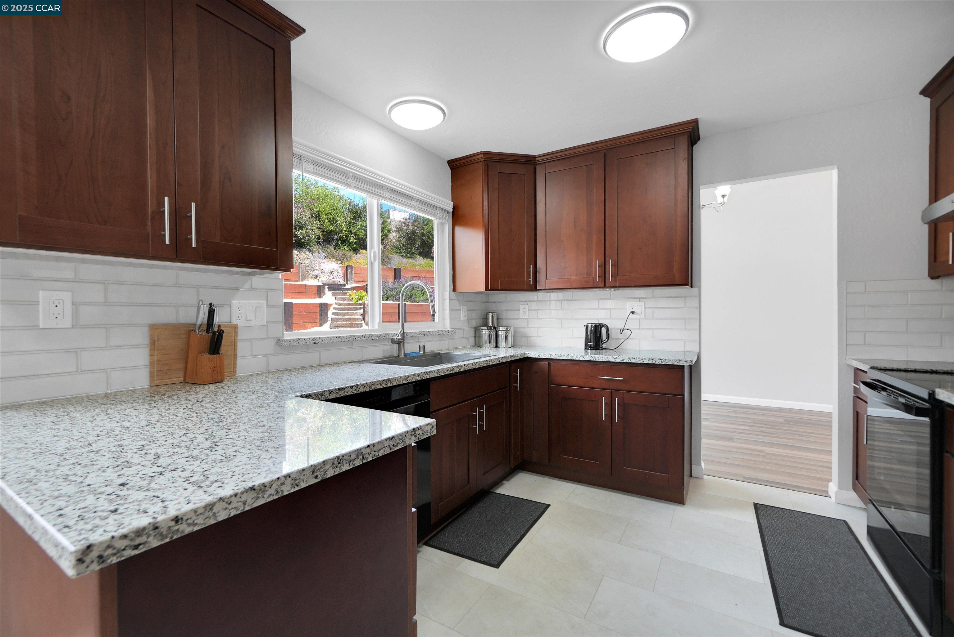 Detail Gallery Image 16 of 55 For 118 Raven Ct, Hercules,  CA 94547 - 4 Beds | 2/1 Baths