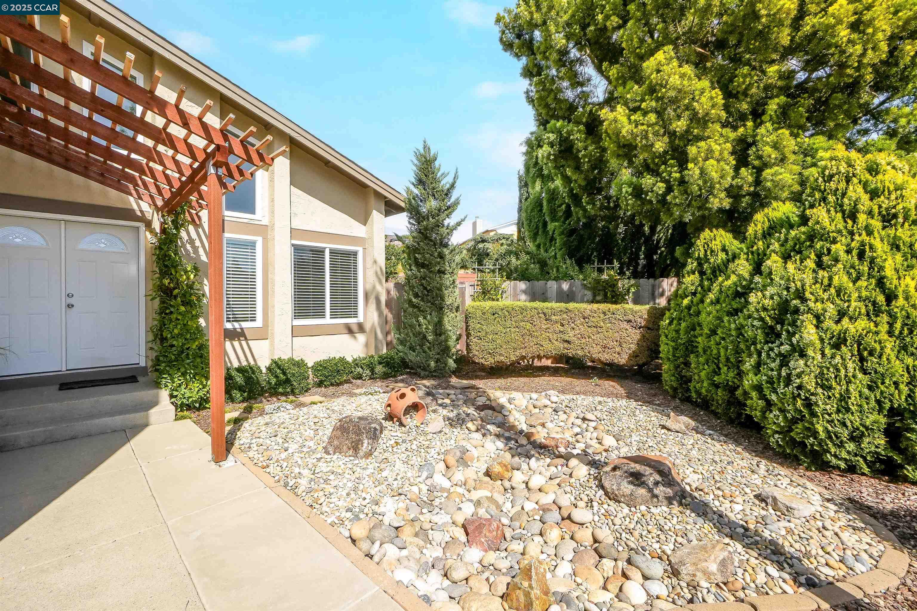 Detail Gallery Image 4 of 55 For 118 Raven Ct, Hercules,  CA 94547 - 4 Beds | 2/1 Baths