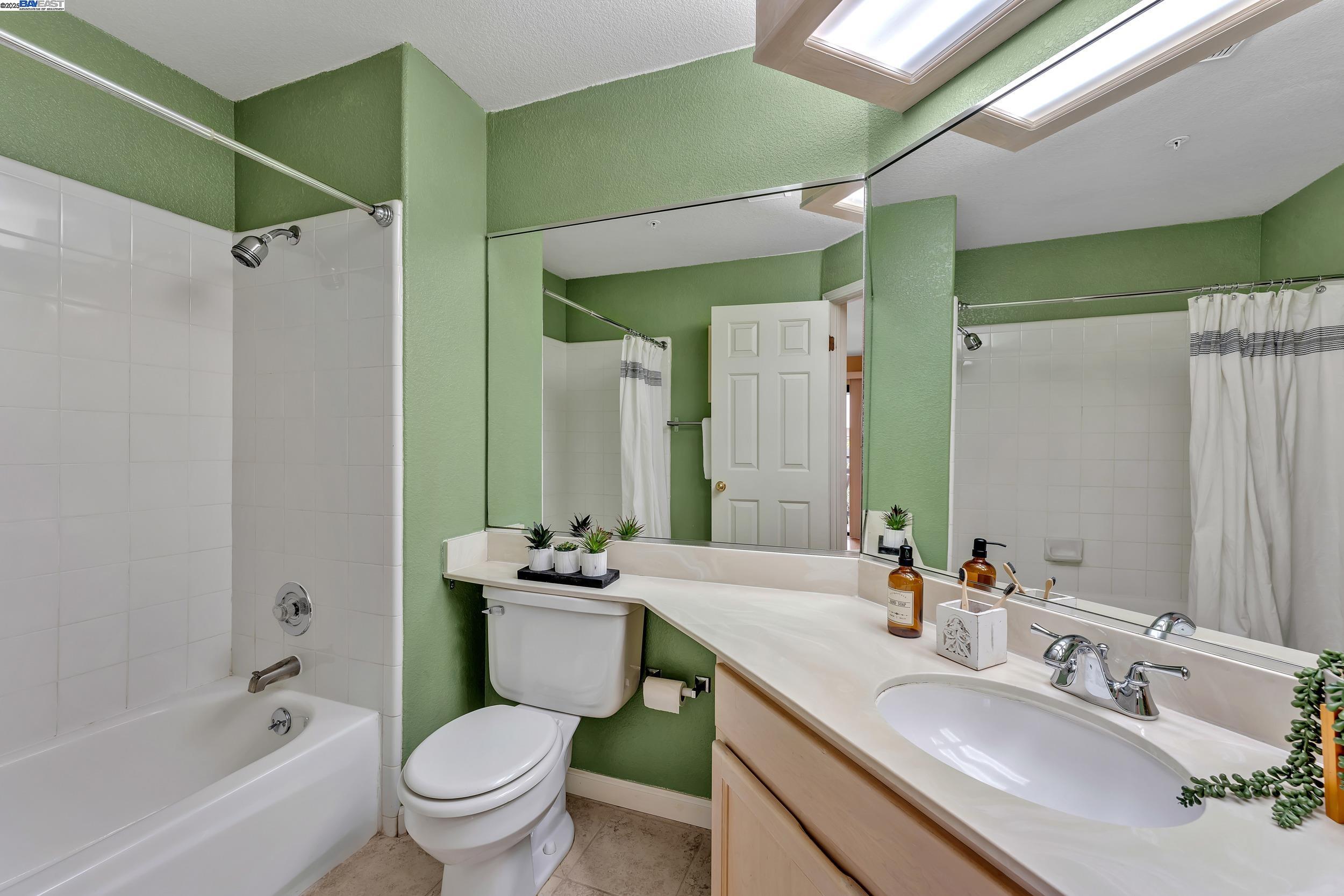 Detail Gallery Image 13 of 28 For 21239 Gary Dr 317d,  Hayward,  CA 94546 - 2 Beds | 2 Baths