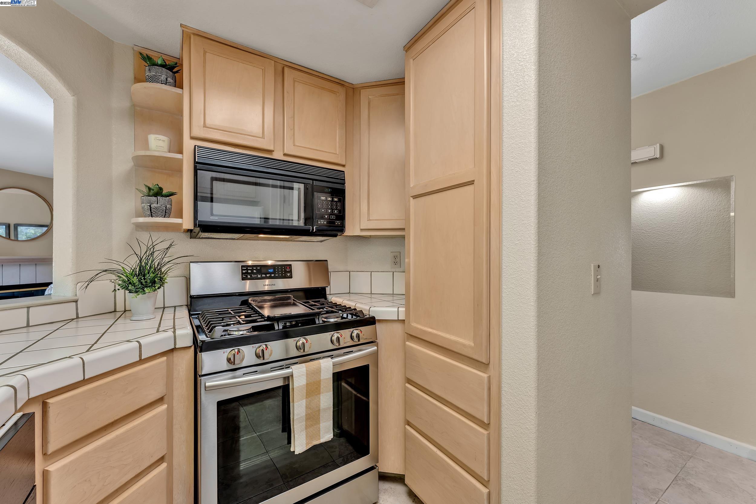 Detail Gallery Image 4 of 28 For 21239 Gary Dr 317d,  Hayward,  CA 94546 - 2 Beds | 2 Baths