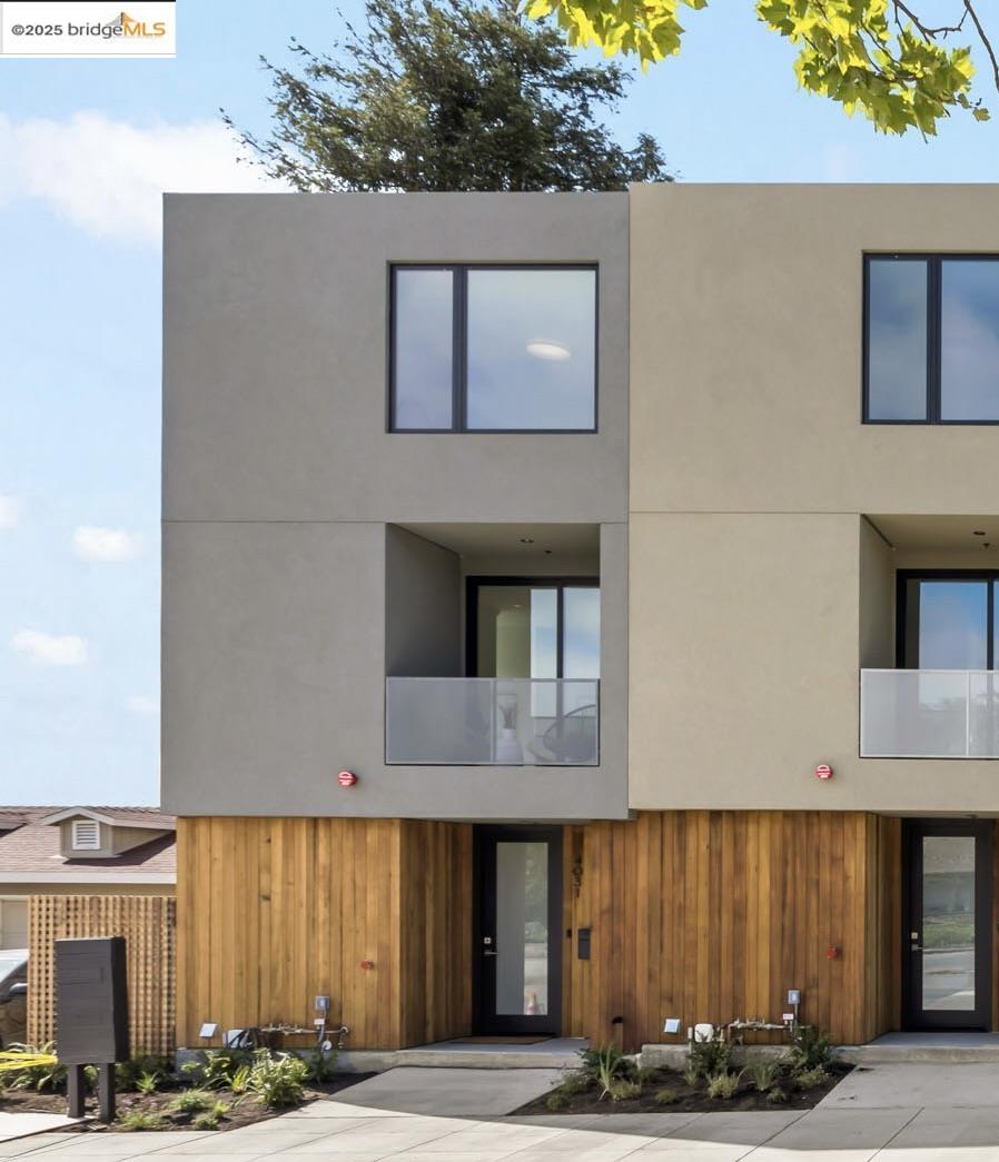 Detail Gallery Image 1 of 29 For 4031 Park Blvd, Oakland,  CA 94602 - 3 Beds | 2 Baths