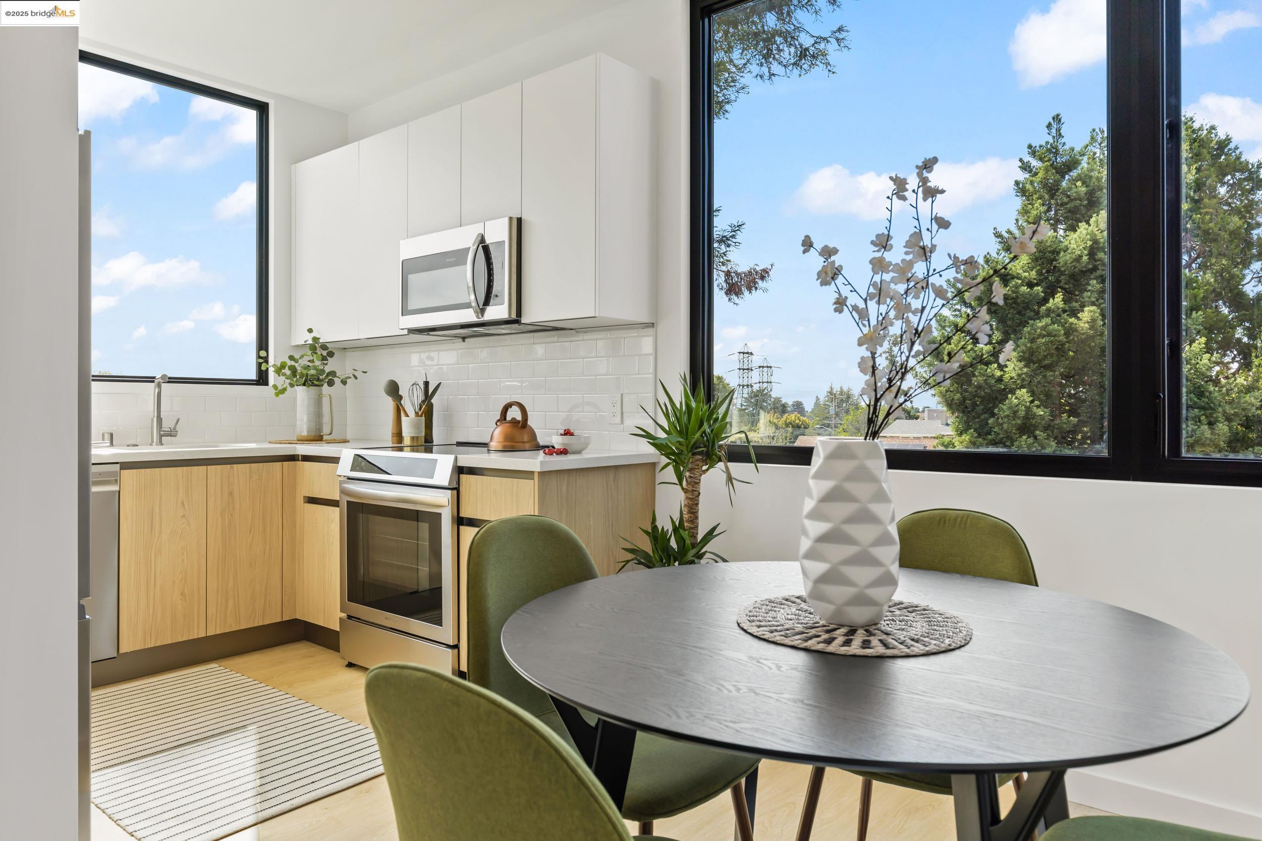 Detail Gallery Image 12 of 29 For 4031 Park Blvd, Oakland,  CA 94602 - 3 Beds | 2 Baths