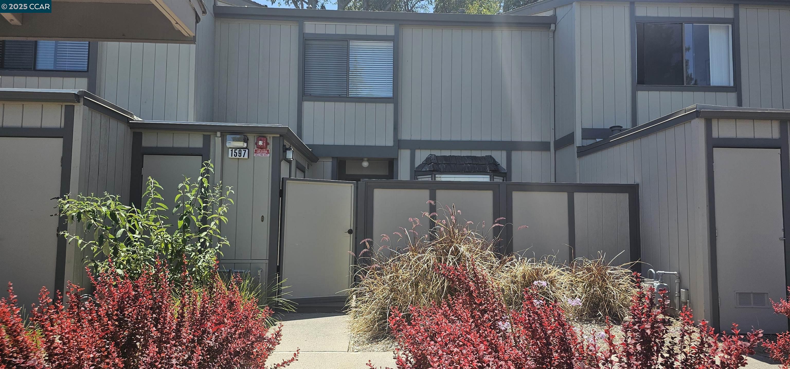 Detail Gallery Image 2 of 35 For 1597 Ashwood Dr, Martinez,  CA 94553 - 2 Beds | 2/1 Baths