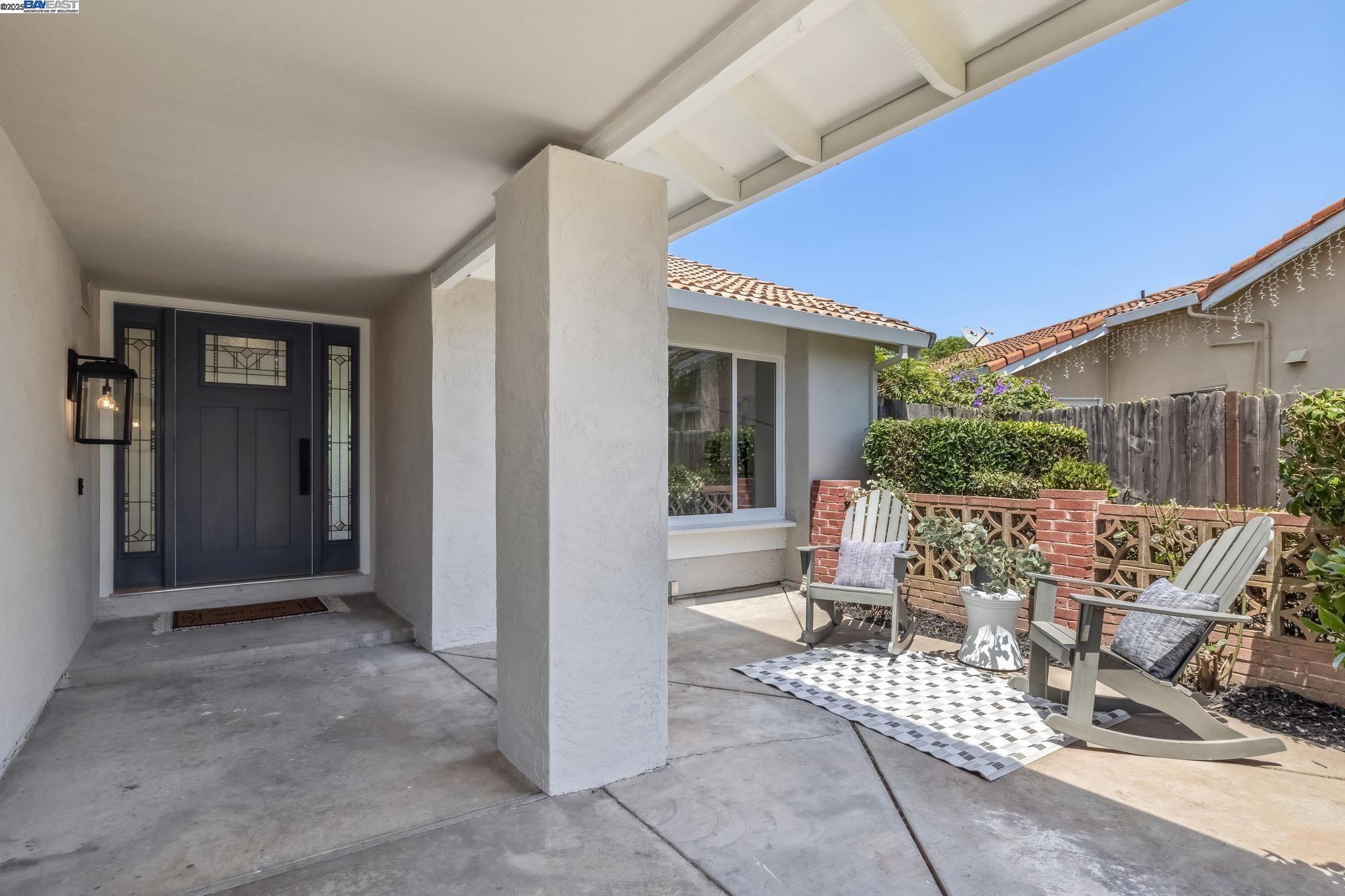 Detail Gallery Image 2 of 49 For 4407 Ashwood Ct, Union City,  CA 94587 - 4 Beds | 2/1 Baths
