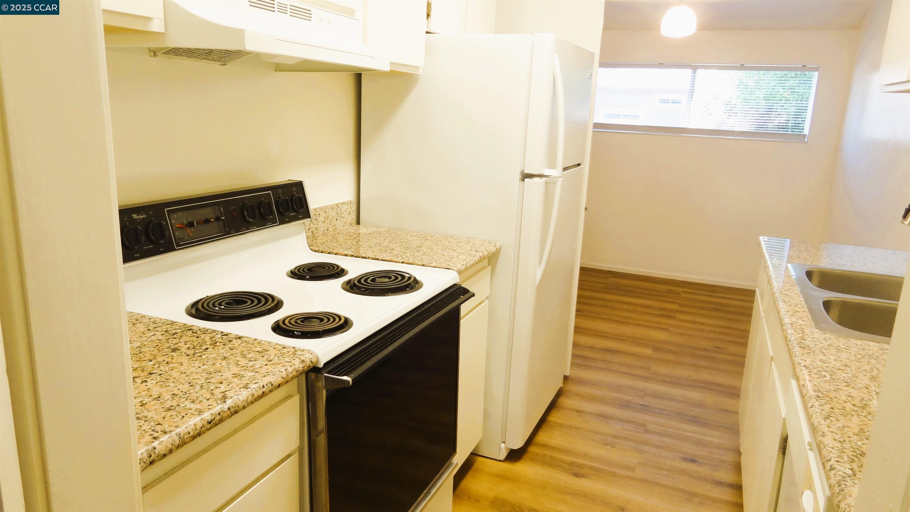 Detail Gallery Image 3 of 31 For 810 Oak Grove Rd #106,  Concord,  CA 94518 - 1 Beds | 1 Baths