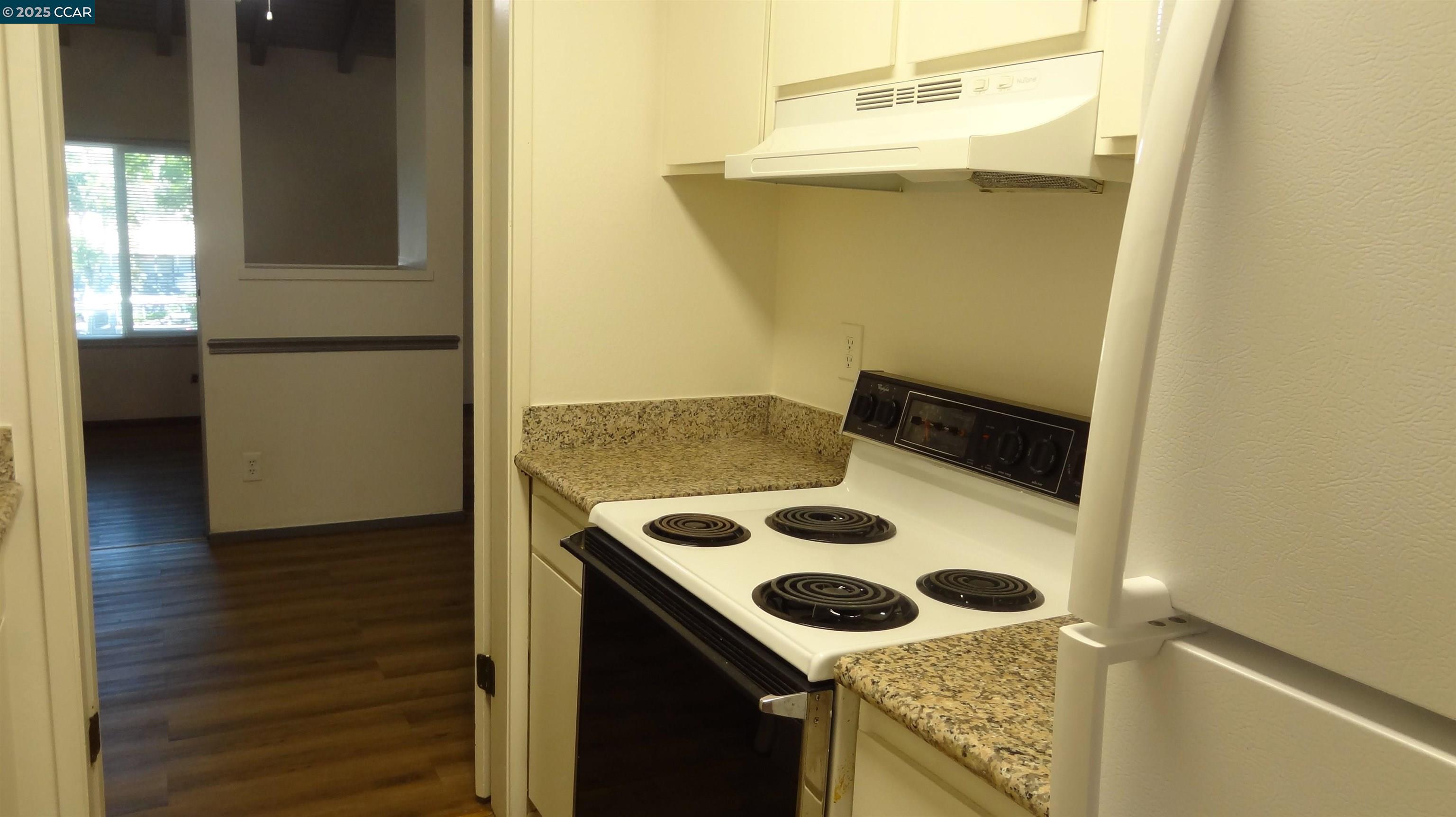 Detail Gallery Image 4 of 31 For 810 Oak Grove Rd #106,  Concord,  CA 94518 - 1 Beds | 1 Baths