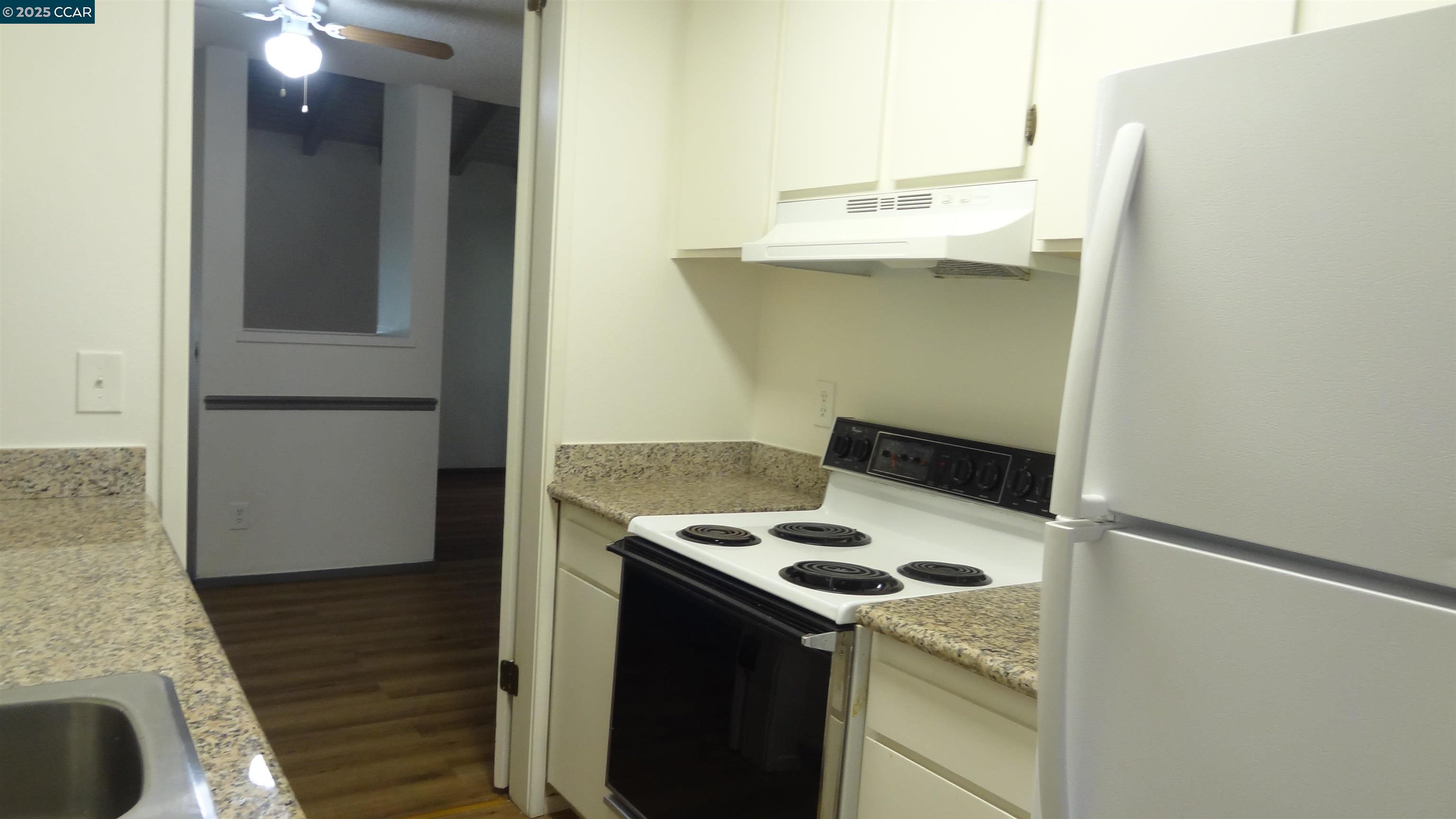 Detail Gallery Image 6 of 31 For 810 Oak Grove Rd #106,  Concord,  CA 94518 - 1 Beds | 1 Baths