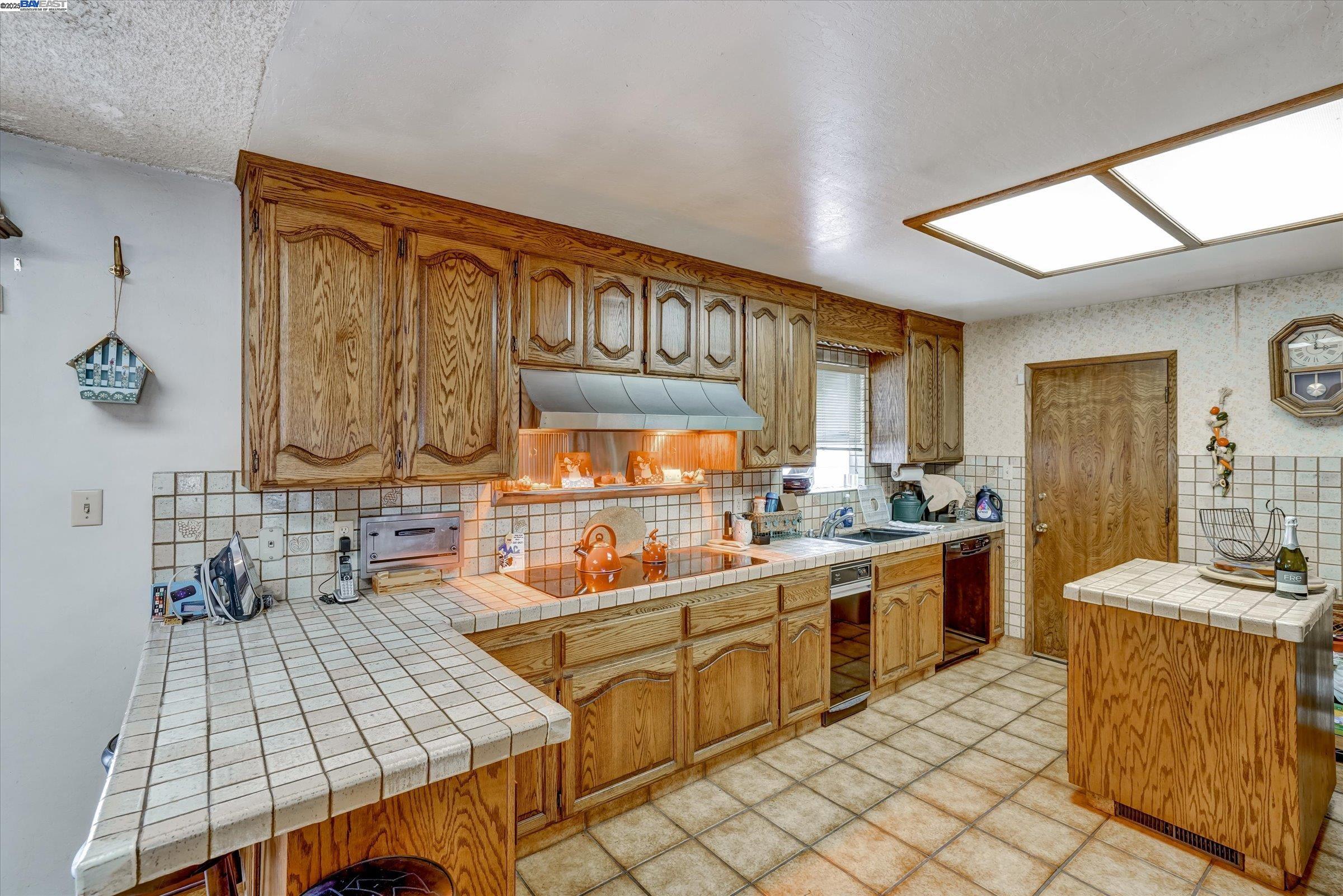 Detail Gallery Image 14 of 24 For 664 Berry Ave, Hayward,  CA 94544 - – Beds | – Baths
