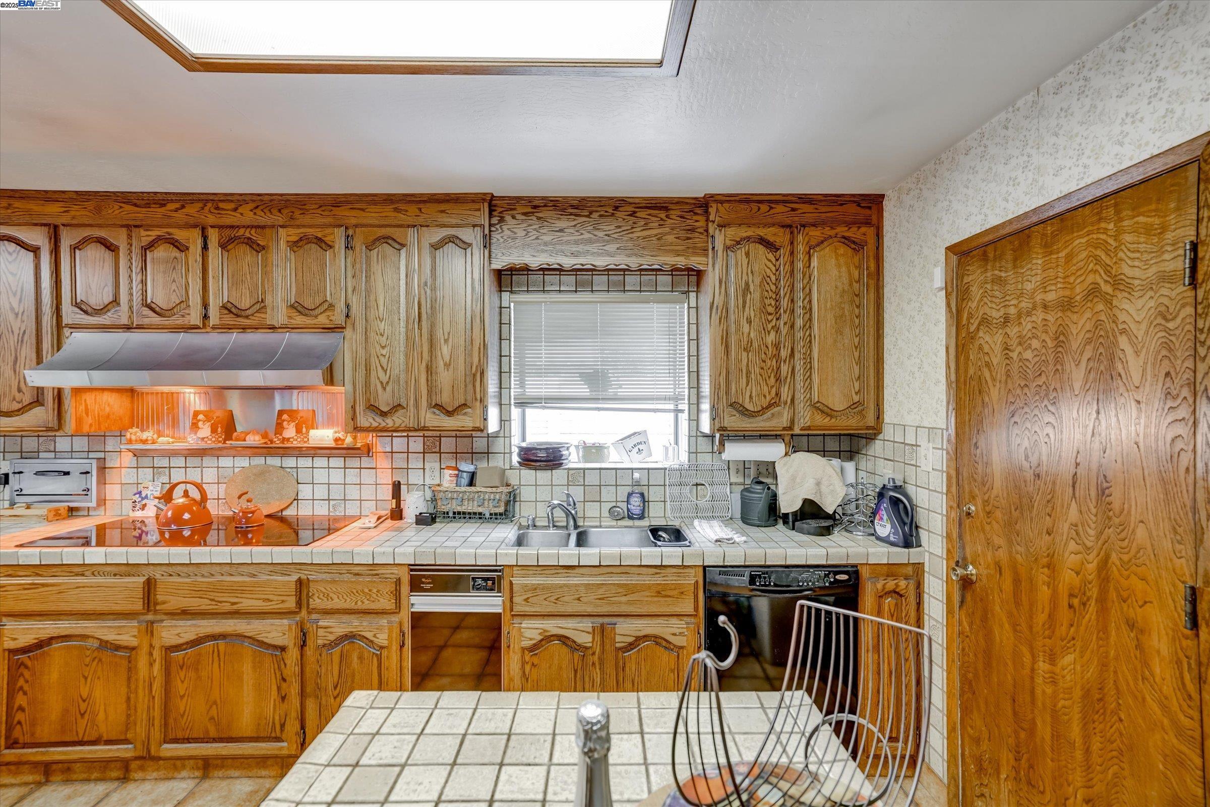 Detail Gallery Image 16 of 24 For 664 Berry Ave, Hayward,  CA 94544 - – Beds | – Baths