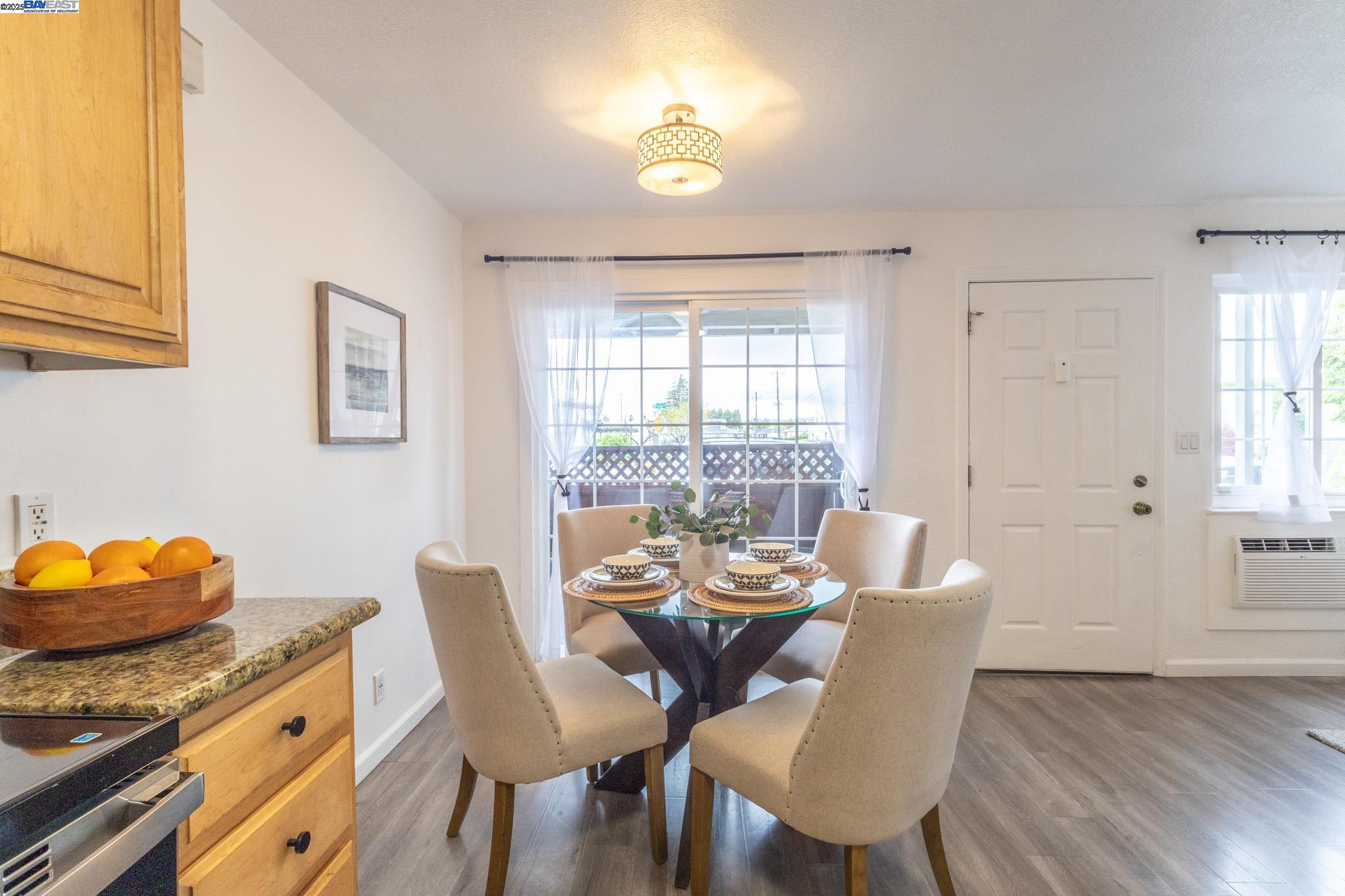 Detail Gallery Image 5 of 32 For 700 Fargo Ave #5,  San Leandro,  CA 94579 - 2 Beds | 1/1 Baths
