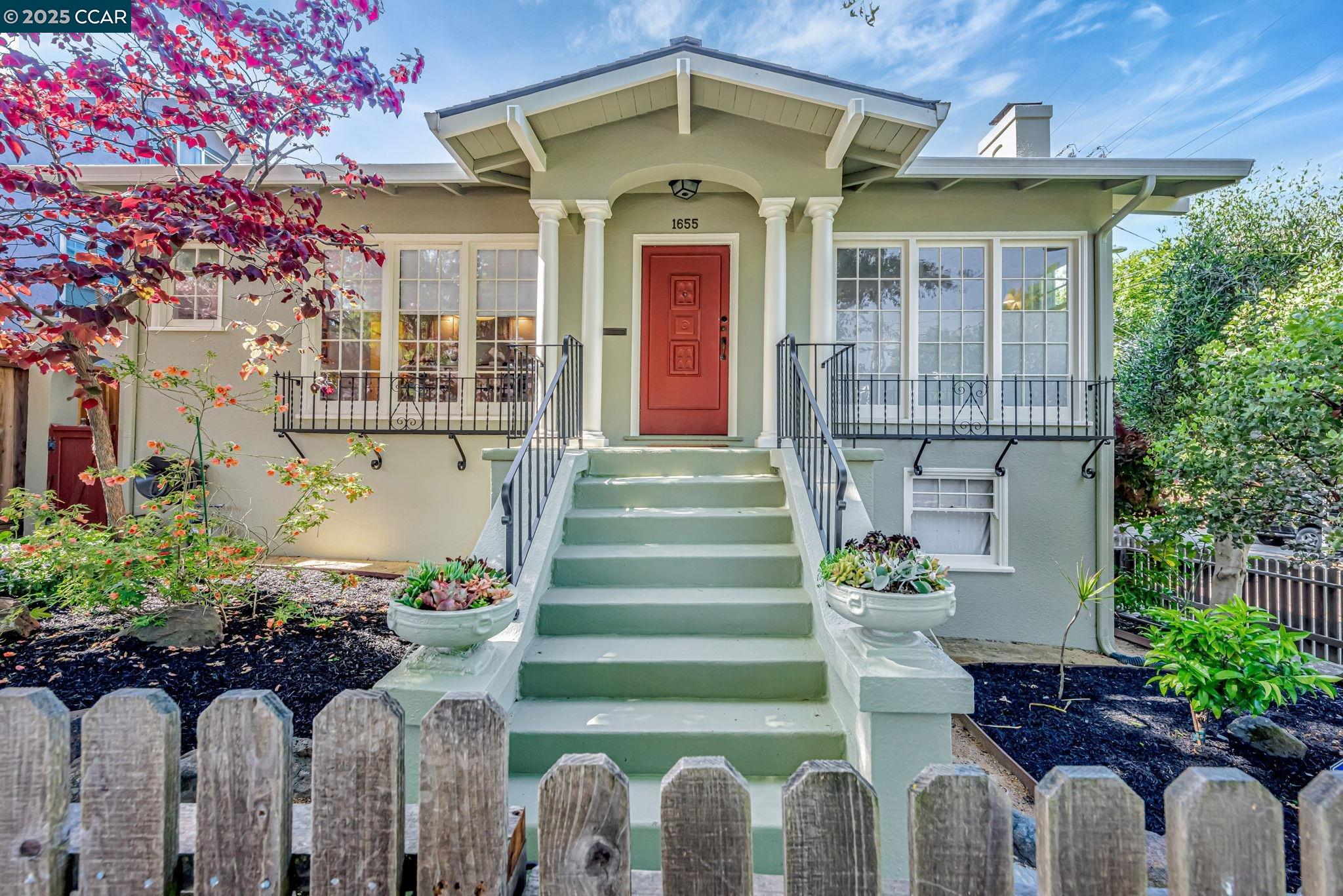 Detail Gallery Image 1 of 36 For 1655 E 38th St, Oakland,  CA 94602 - 2 Beds | 1 Baths