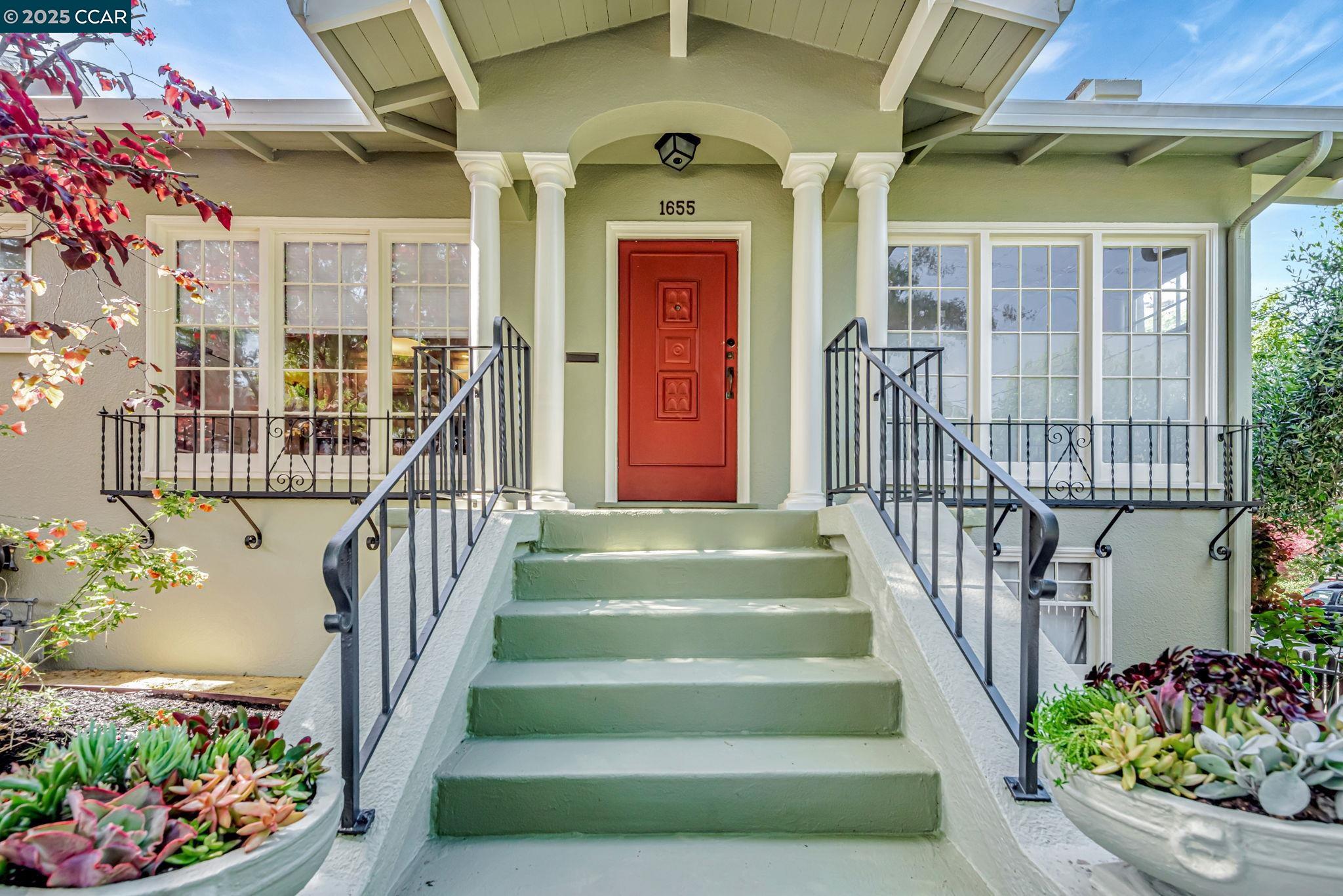 Detail Gallery Image 2 of 36 For 1655 E 38th St, Oakland,  CA 94602 - 2 Beds | 1 Baths