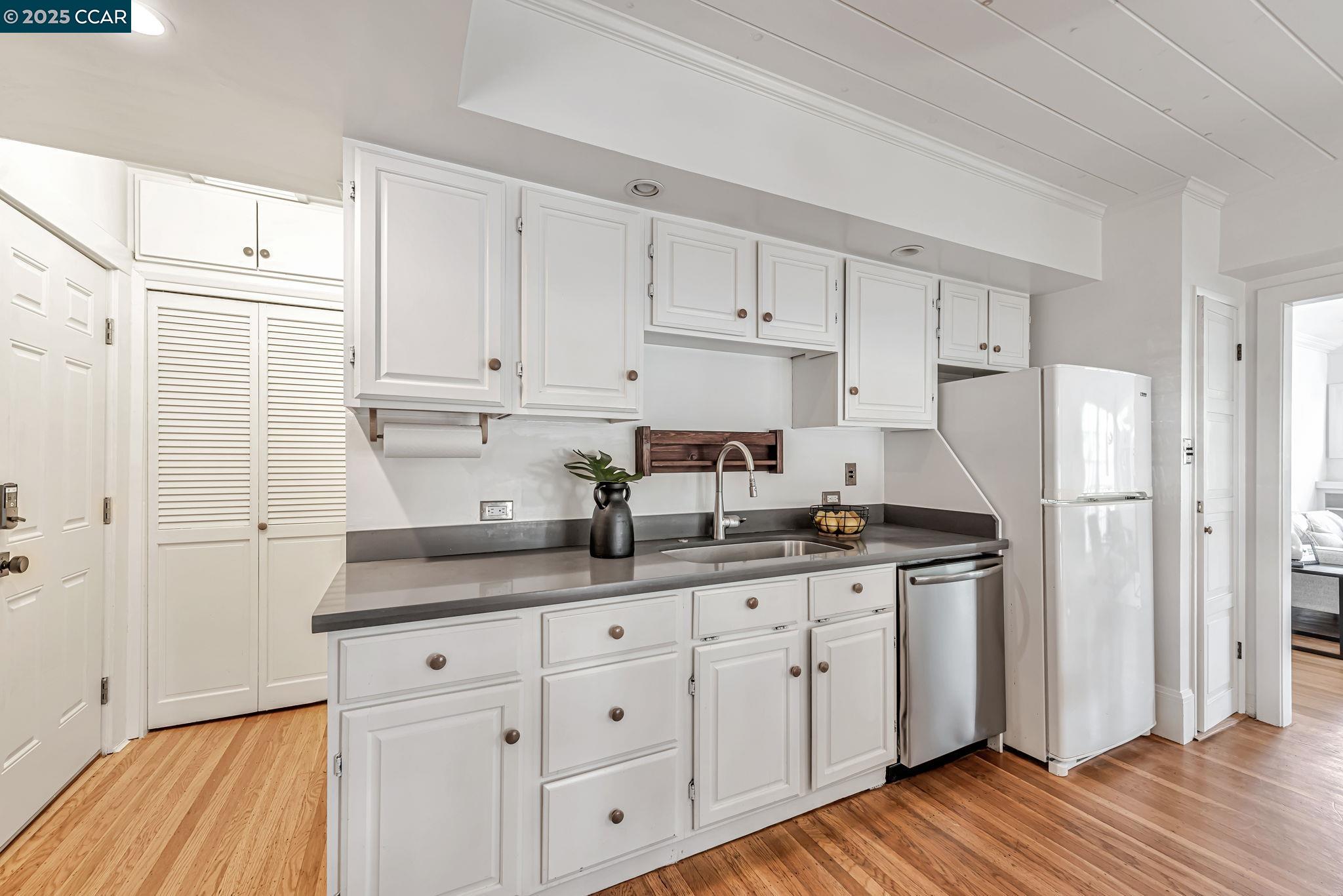 Detail Gallery Image 18 of 36 For 1655 E 38th St, Oakland,  CA 94602 - 2 Beds | 1 Baths