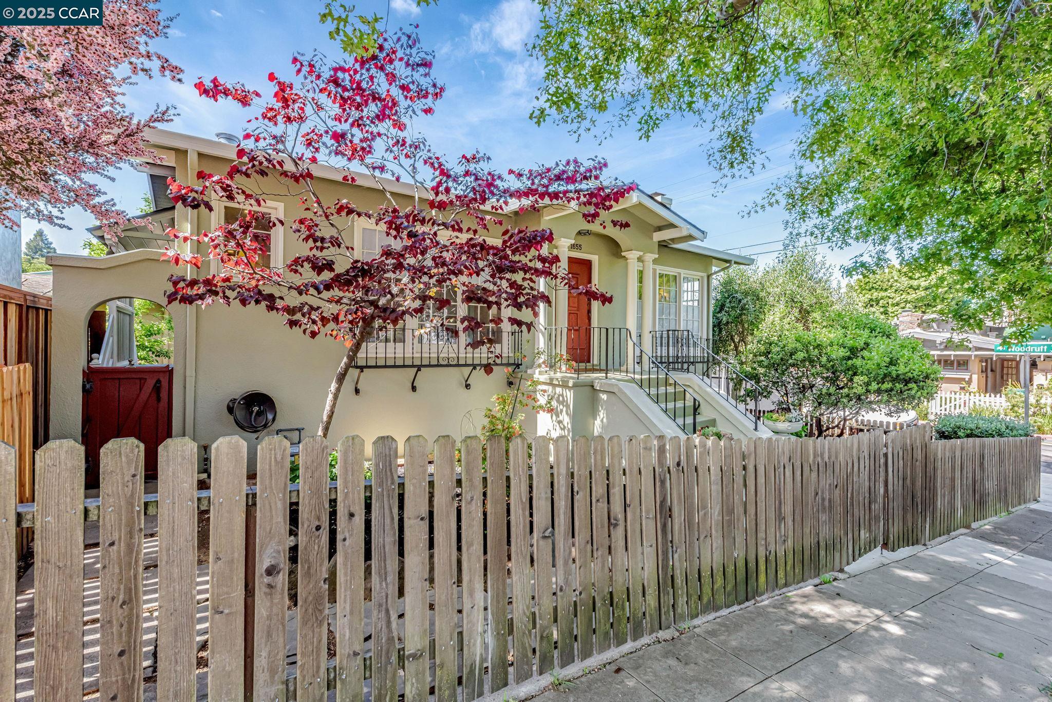 Detail Gallery Image 3 of 36 For 1655 E 38th St, Oakland,  CA 94602 - 2 Beds | 1 Baths