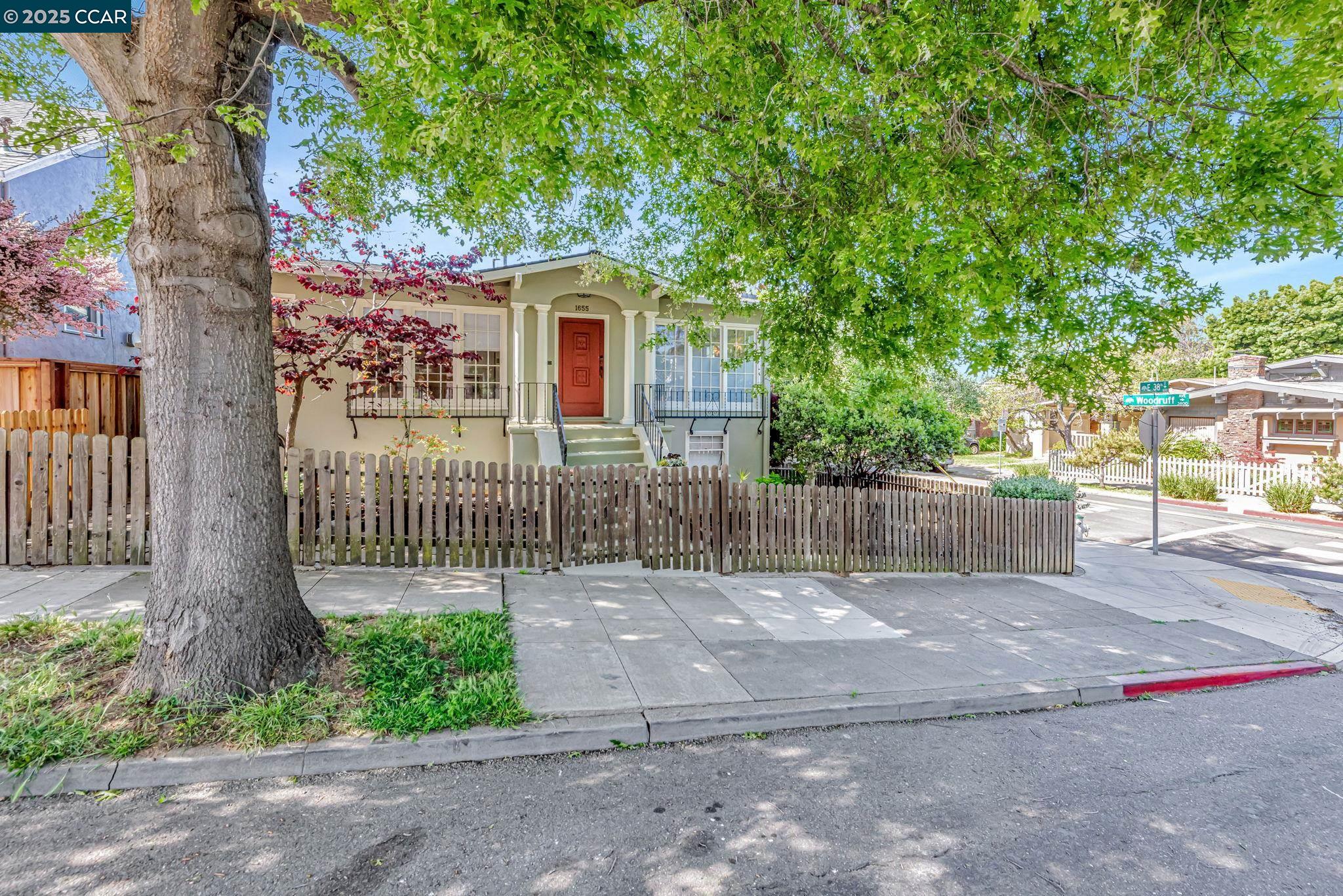 Detail Gallery Image 4 of 36 For 1655 E 38th St, Oakland,  CA 94602 - 2 Beds | 1 Baths