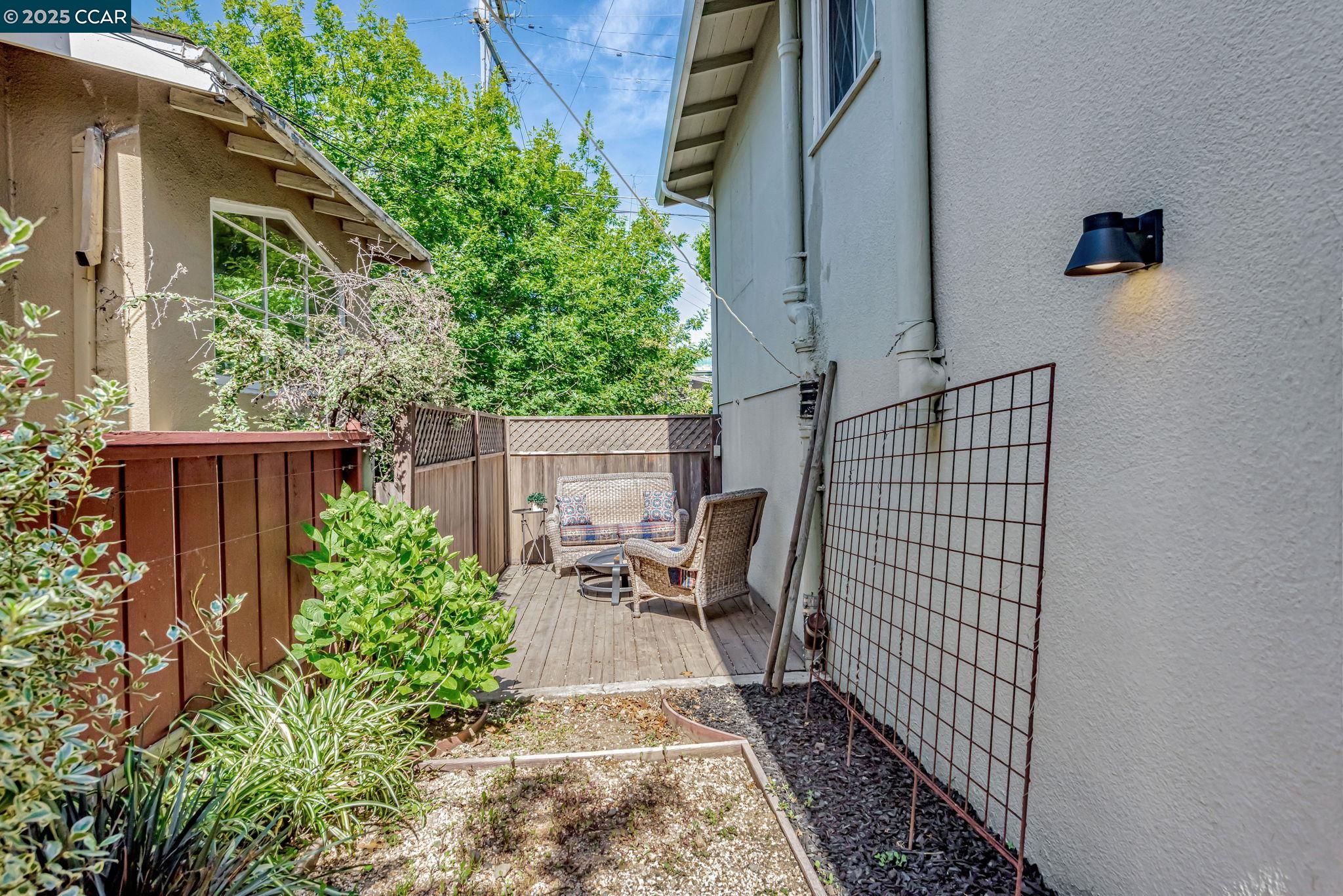 Detail Gallery Image 31 of 36 For 1655 E 38th St, Oakland,  CA 94602 - 2 Beds | 1 Baths
