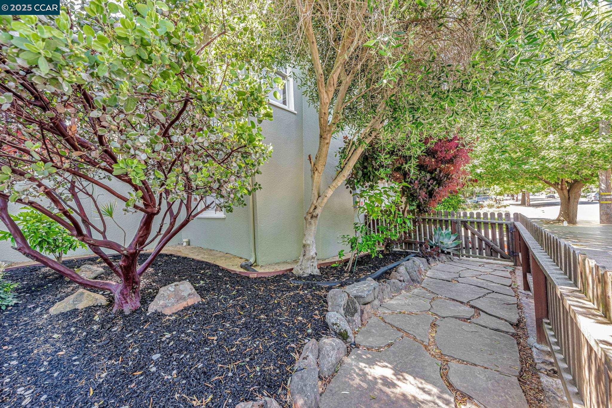 Detail Gallery Image 34 of 36 For 1655 E 38th St, Oakland,  CA 94602 - 2 Beds | 1 Baths