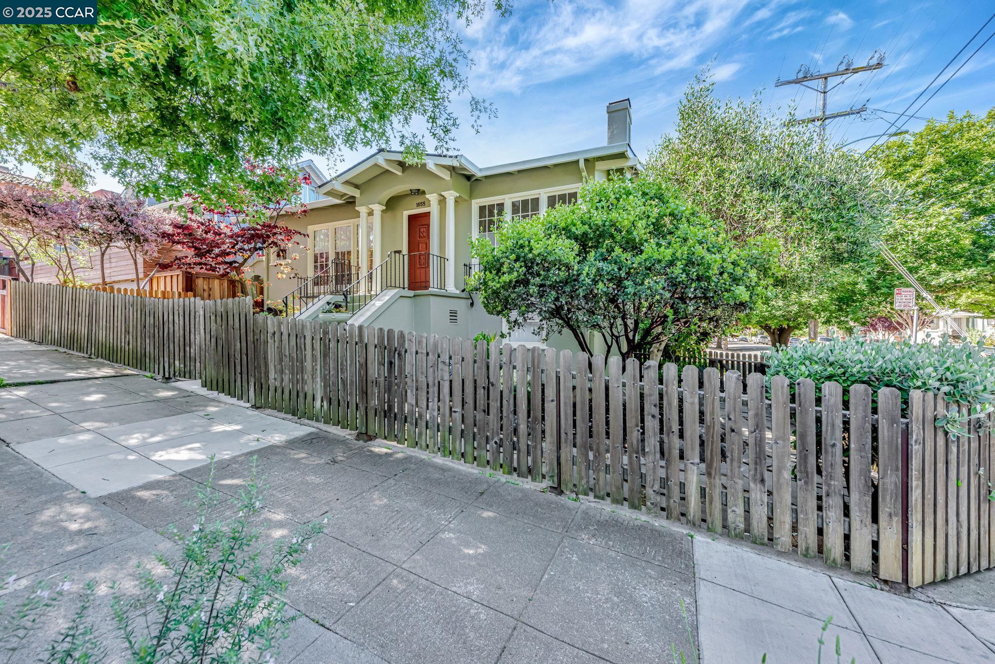 Detail Gallery Image 5 of 36 For 1655 E 38th St, Oakland,  CA 94602 - 2 Beds | 1 Baths