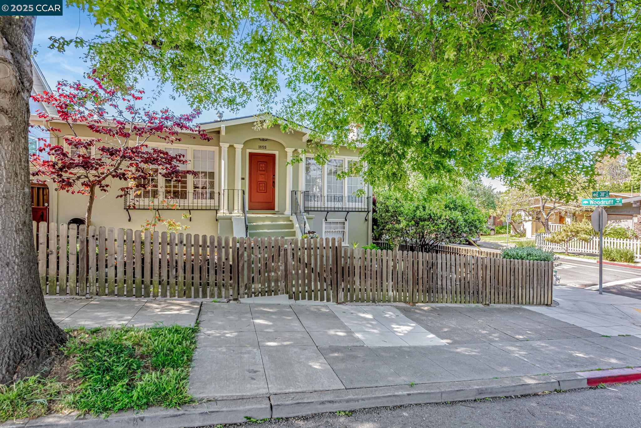 Detail Gallery Image 6 of 36 For 1655 E 38th St, Oakland,  CA 94602 - 2 Beds | 1 Baths